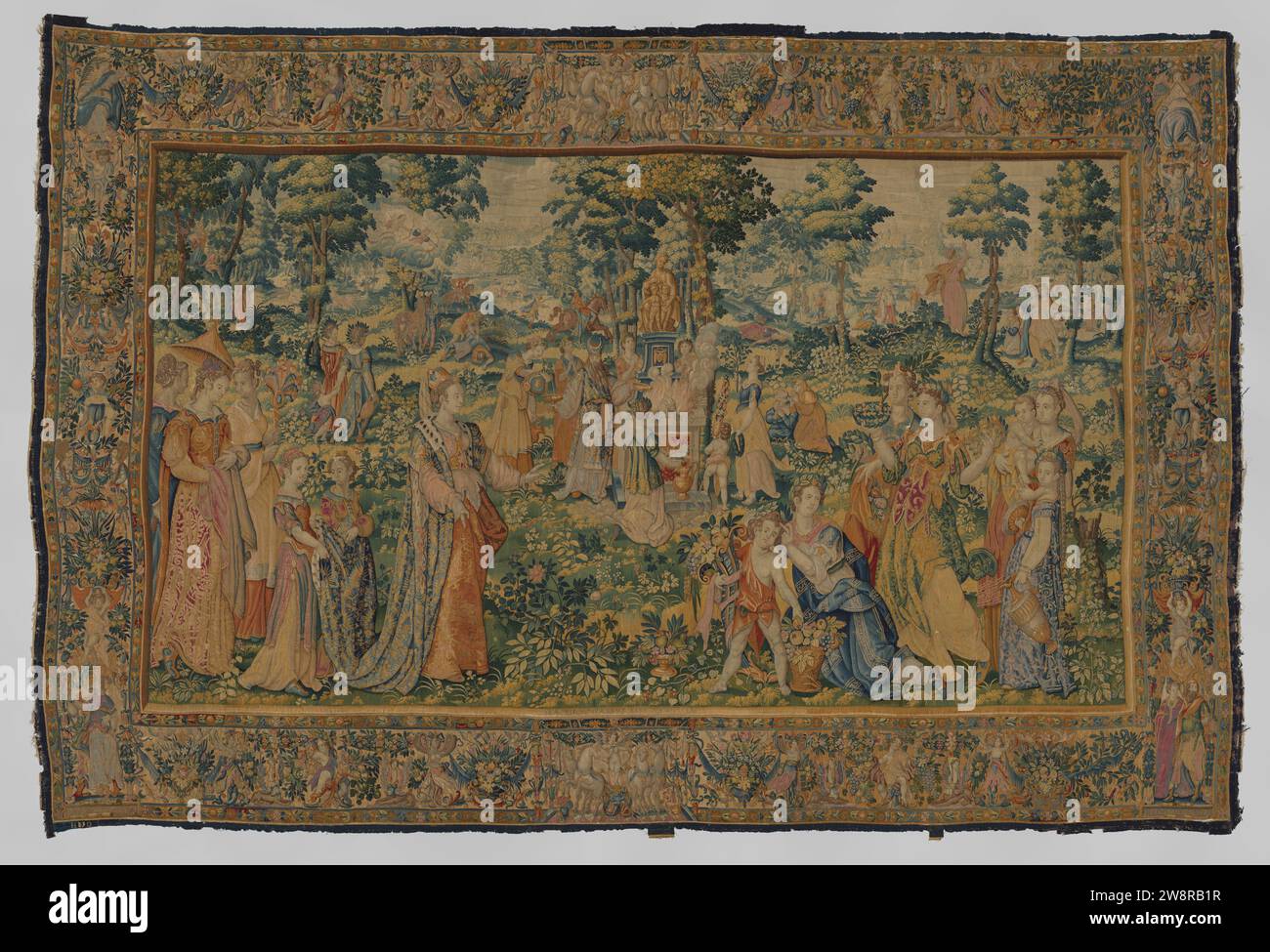 Tapis mural avec l'histoire de la fierté de Niobe, de la série Diana, François Spiering, 1610 Niobe vêtu d'un manteau bleu du 14e siècle Lucca Brocaat, garni d'hermine, suivi par le remorquage des porteurs et des serviteurs, un groupe de femmes et d'enfants adresses. Dans le plan du milieu un autel en feu sur lequel une statue dorée de Latone avec les jumeaux. À gauche, un prêtre, qui apporte une splendeur, autour du sacrifice et de la supplication des femmes. À gauche, les représailles divines : les enfants en fuite de Niobe sont tués par les flèches qu'Apollon et Diane tirent des nuages sur eux. Dans les coins supérieurs Pax et Fa Banque D'Images