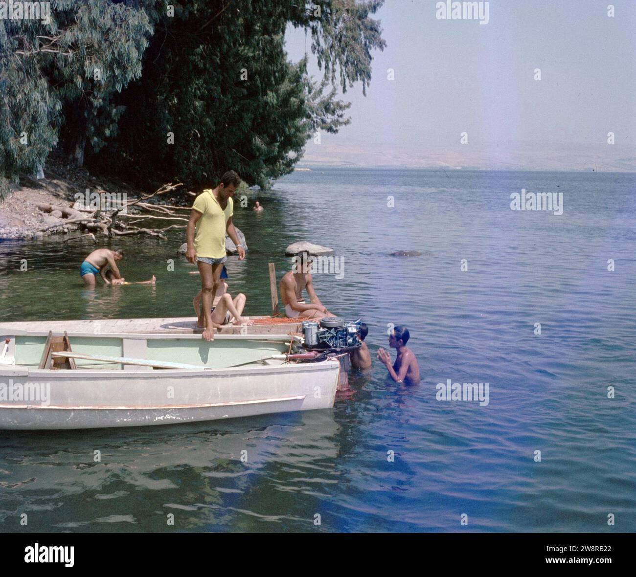 Lac Tibériade. Les gens de loisirs sur la rive du lac ca. 1964 Banque D'Images