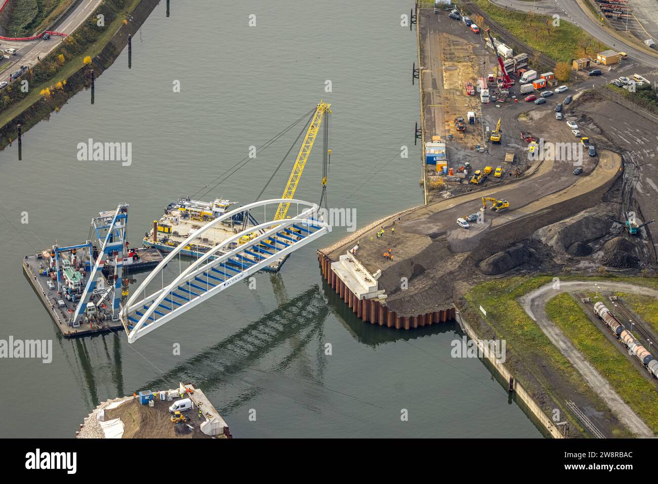 Vue aérienne, chantier de construction dans le port de Duisbourg pour la construction d'un nouveau pont reliant l'île de charbon et l'île pétrolière avec des grues à eau et Banque D'Images