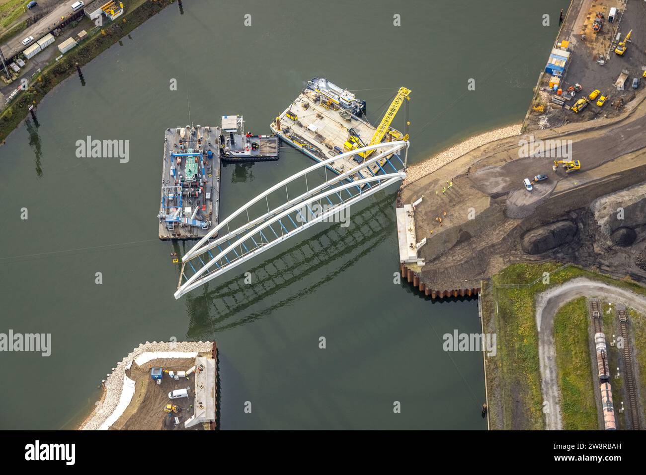 Vue aérienne, chantier de construction dans le port de Duisbourg pour la construction d'un nouveau pont reliant l'île de charbon et l'île pétrolière avec des grues à eau et Banque D'Images