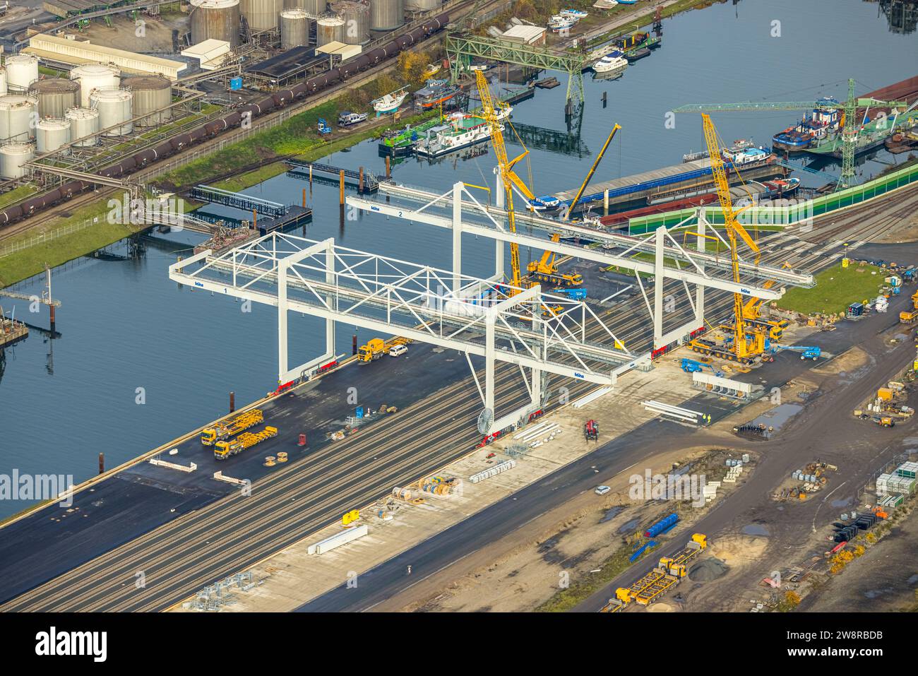 Vue aérienne, zone portuaire de Duisbourg, chantier de construction pour point de chargement et grue sur l'île charbonnière, Ruhrort, Duisbourg, région de Ruhr, Rhénanie du Nord-Westphali Banque D'Images