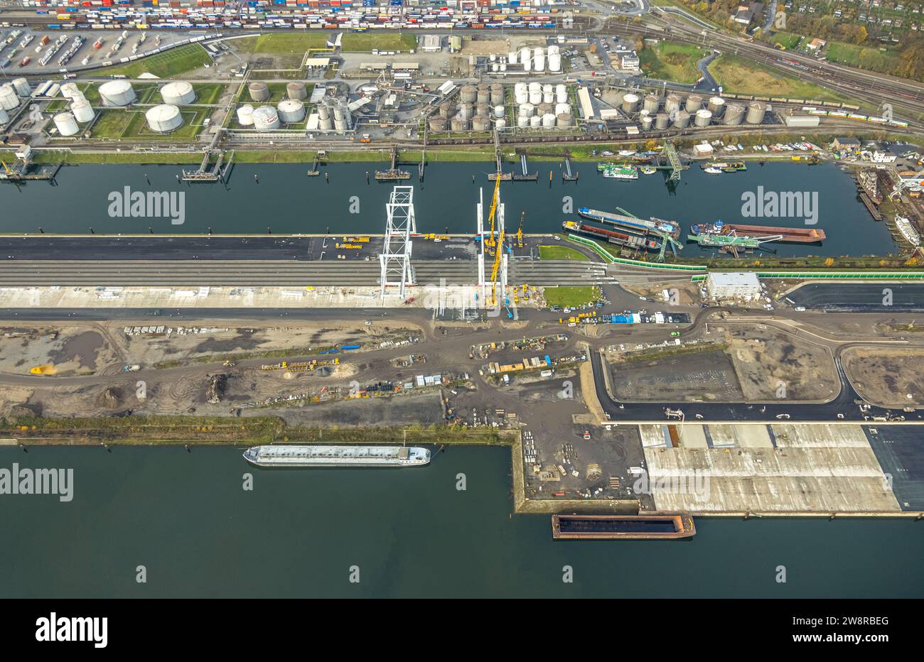 Vue aérienne, zone portuaire de Duisbourg, chantier de construction pour point de chargement et grue sur l'île charbonnière, Ruhrort, Duisbourg, région de Ruhr, Rhénanie du Nord-Westphali Banque D'Images