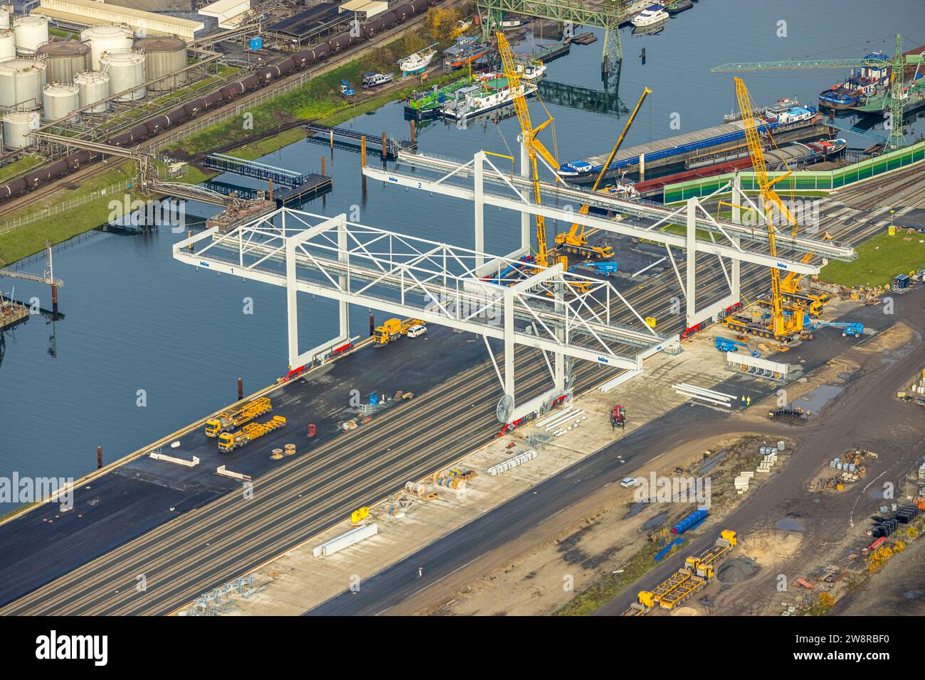 Vue aérienne, zone portuaire de Duisbourg, chantier de construction pour point de chargement et grue sur l'île charbonnière, Ruhrort, Duisbourg, région de Ruhr, Rhénanie du Nord-Westphali Banque D'Images