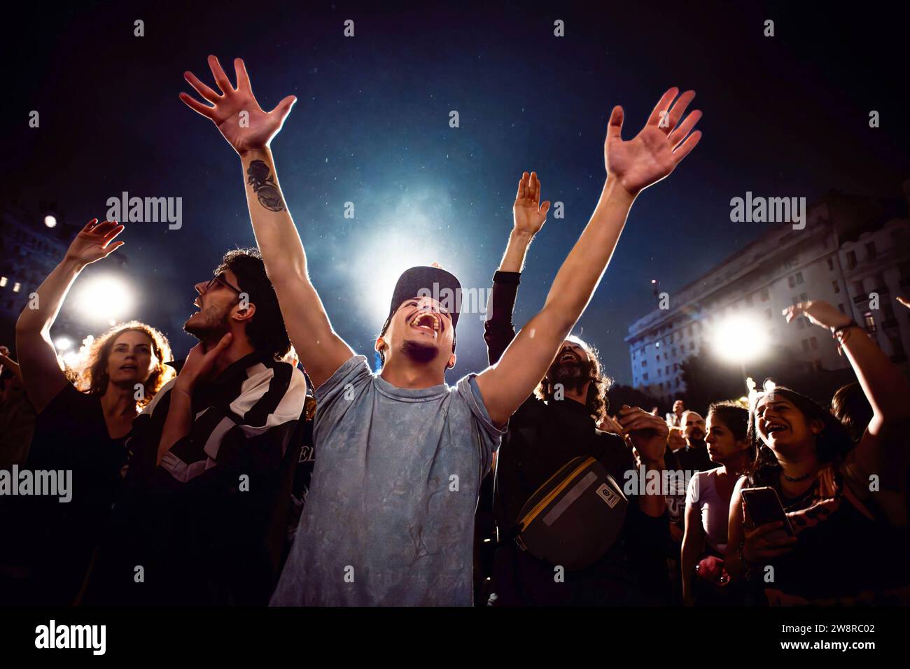 Buenos Aires, Argentine. 21 décembre 2023. Les manifestants chantent devant le Congrès national pendant la manifestation. Des manifestants ont organisé une manifestation contre les politiques d'ajustement de Javier Milei à Buenos Aires, en Argentine. Crédit : SOPA Images Limited/Alamy Live News Banque D'Images