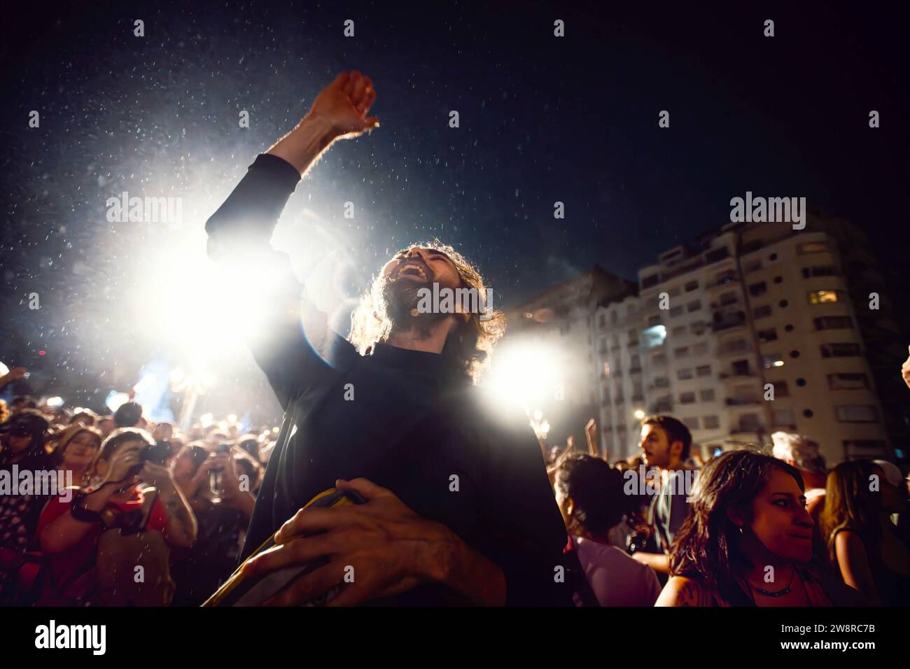 Buenos Aires, Argentine. 21 décembre 2023. Les manifestants chantent devant le Congrès national pendant la manifestation. Des manifestants ont organisé une manifestation contre les politiques d'ajustement de Javier Milei à Buenos Aires, en Argentine. (Photo Mariana Nedelcu/SOPA Images/Sipa USA) crédit : SIPA USA/Alamy Live News Banque D'Images