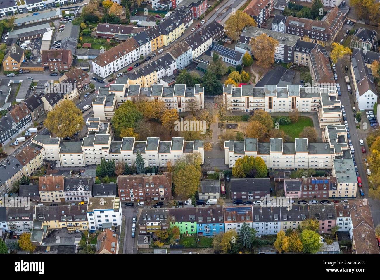 Vue aérienne, Vittinghoff lotissement avec immeubles d'appartements et arbres à feuilles caduques d'automne dans la cour, Schalke, Gelsenkirchen, région de la Ruhr, Nor Banque D'Images