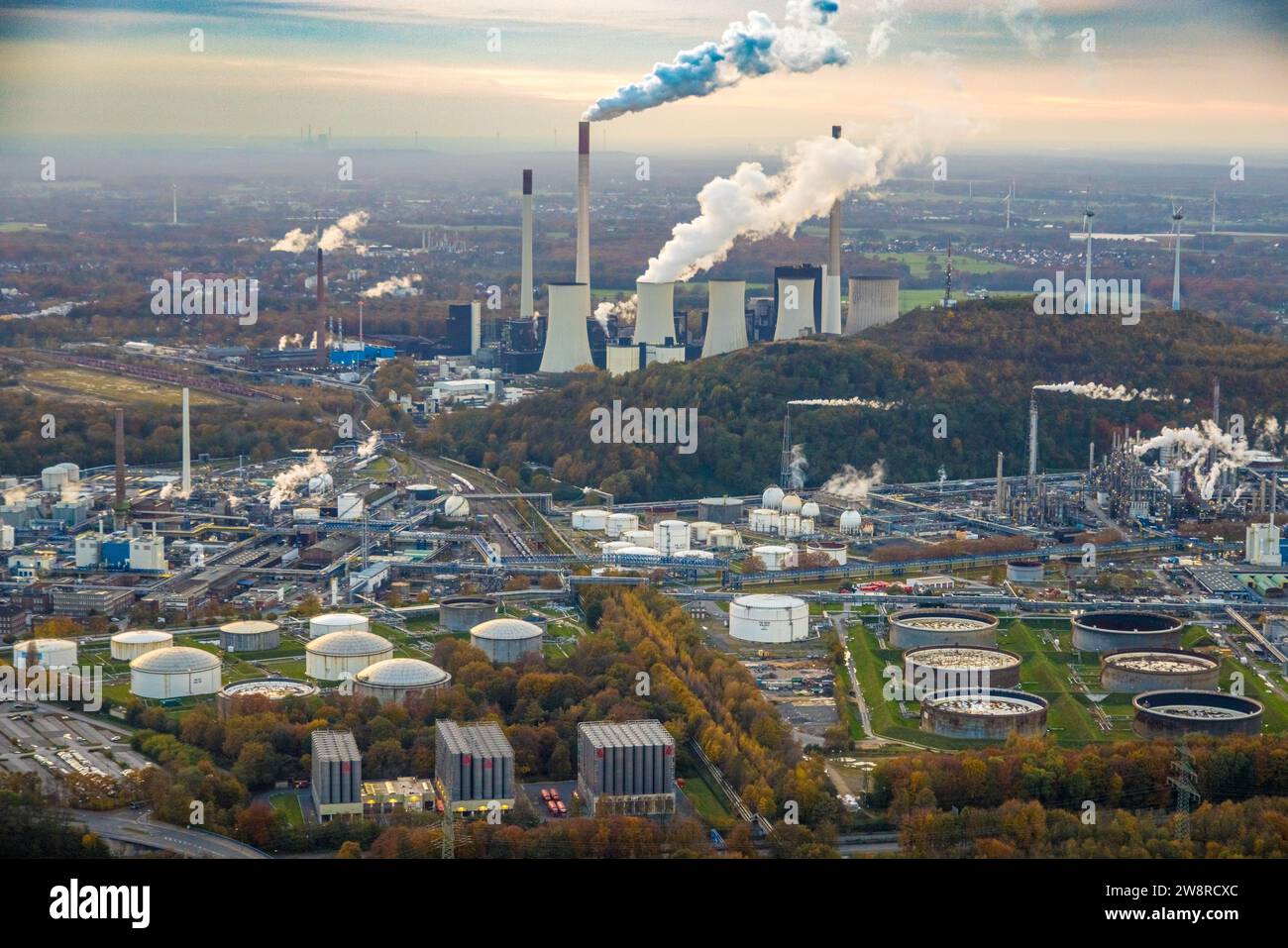 Vue aérienne, tour de refroidissement à vapeur et cheminée de uniper Kraftwerke GmbH et le site de l'usine Ruhr OEL, ciel spectaculaire avec des nuages, entouré d'autumna Banque D'Images