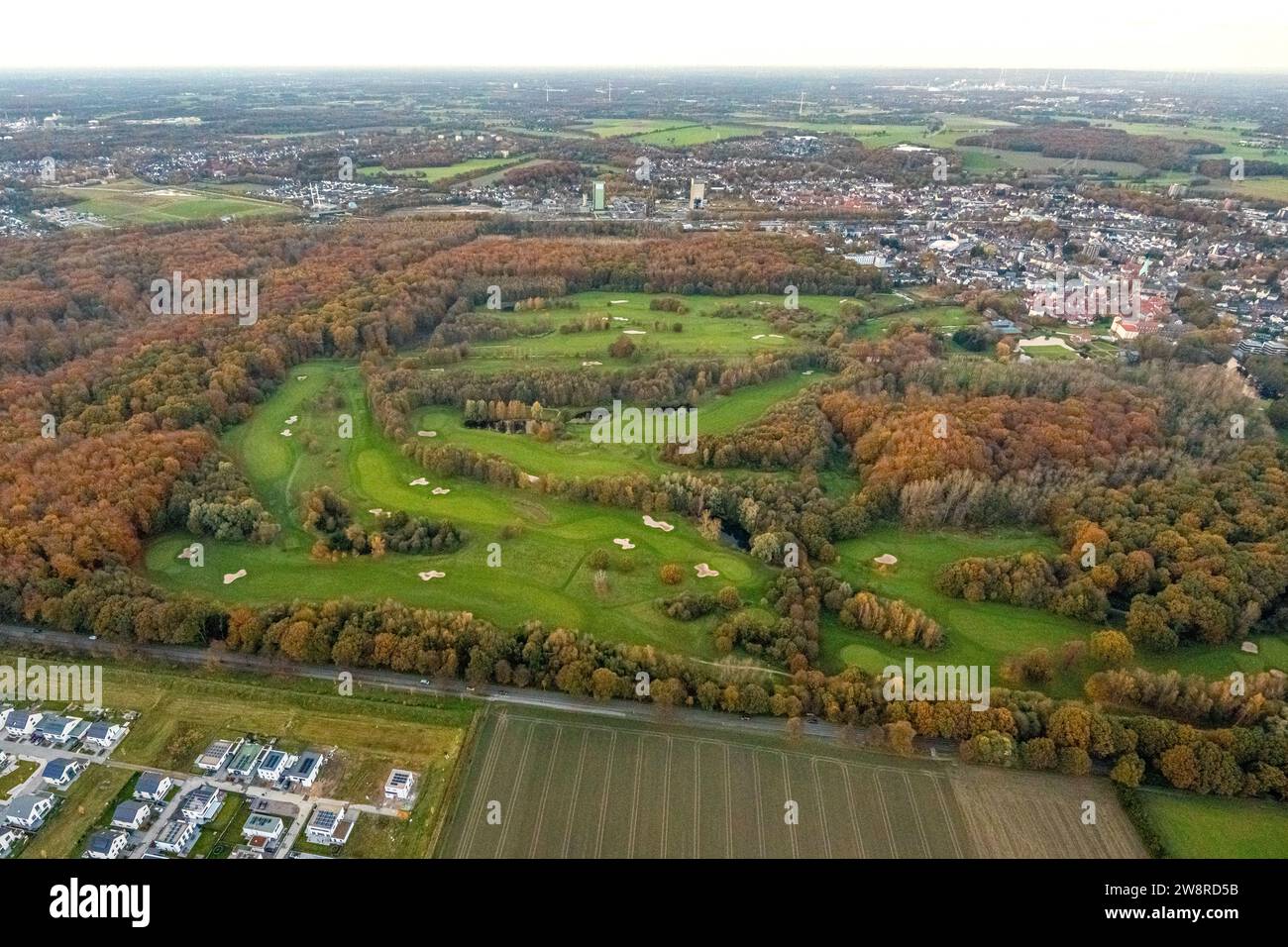 Vue aérienne, terrain de golf de prairie Golfclub Schloss Westerholt, entouré d'arbres caduques d'automne, en arrière-plan l'ancienne mine DSK Lippe Banque D'Images