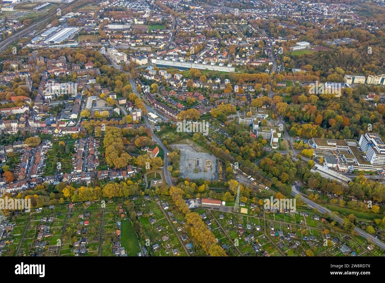 Vue aérienne, jachère sur Junkerweg, en face de Haus Leithe ancienne résidence aristocratique et point de repère, Marienhospital Gelsenkirchen et résidentiel A. Banque D'Images