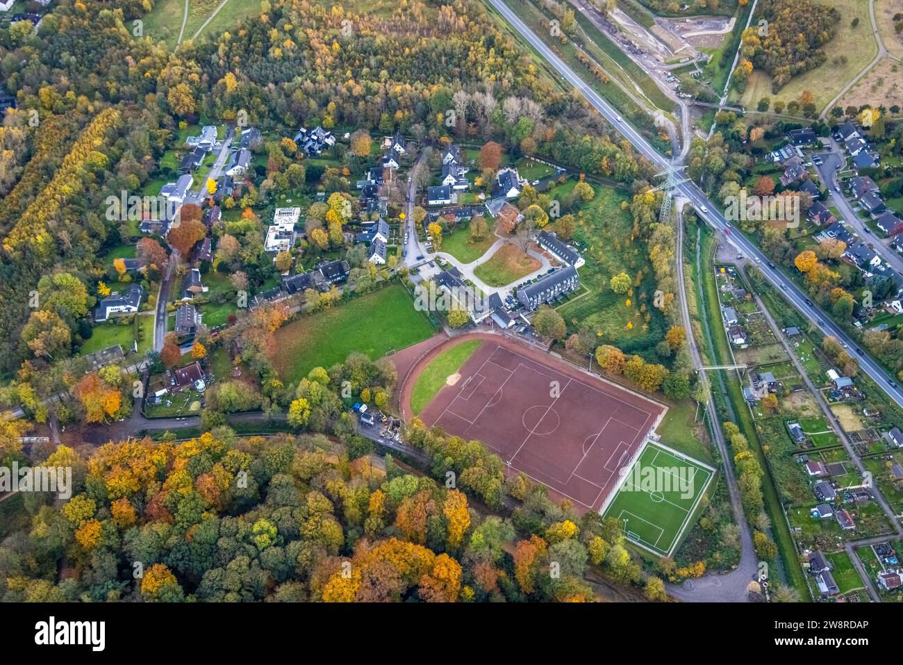 Vue aérienne, installation sportive avec terrain de football Halfmannshof de DJK Schwarz-Weiß Gelsenkirchen Süd e.V., quartier résidentiel et Halfmannshof artistes Hou Banque D'Images