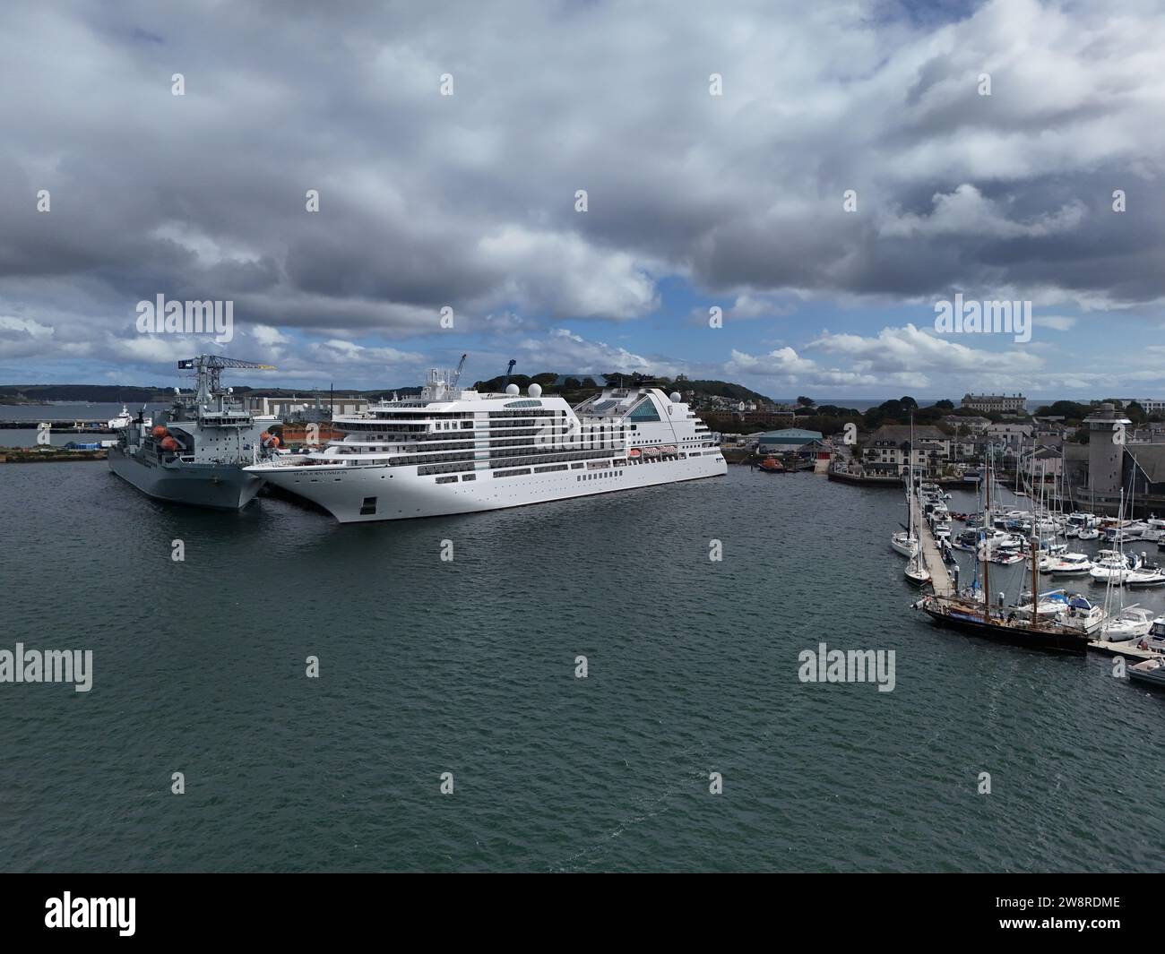 Seabourn ovation bateau de croisière amarré à Falmouth UK drone, aérien Banque D'Images