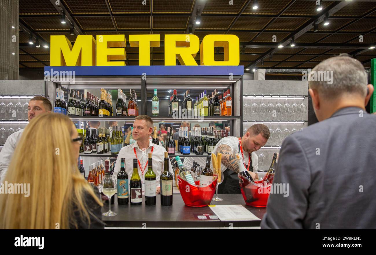 Kiev, Ukraine - 30 septembre 2023 : stand Metro au salon international du vin Be Wine. C'est une multinationale allemande qui exploite business membe Banque D'Images