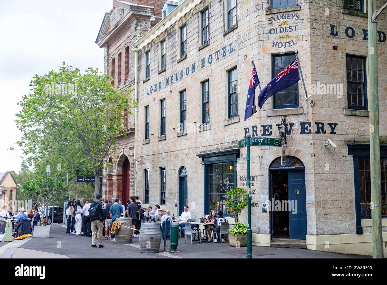 Lord Nelson Hotel and pub Brewery, le plus ancien hôtel sous licence de Sydney, Nouvelle-Galles du Sud, Australie, avec des clients à l'extérieur appréciant la nourriture et les boissons Banque D'Images