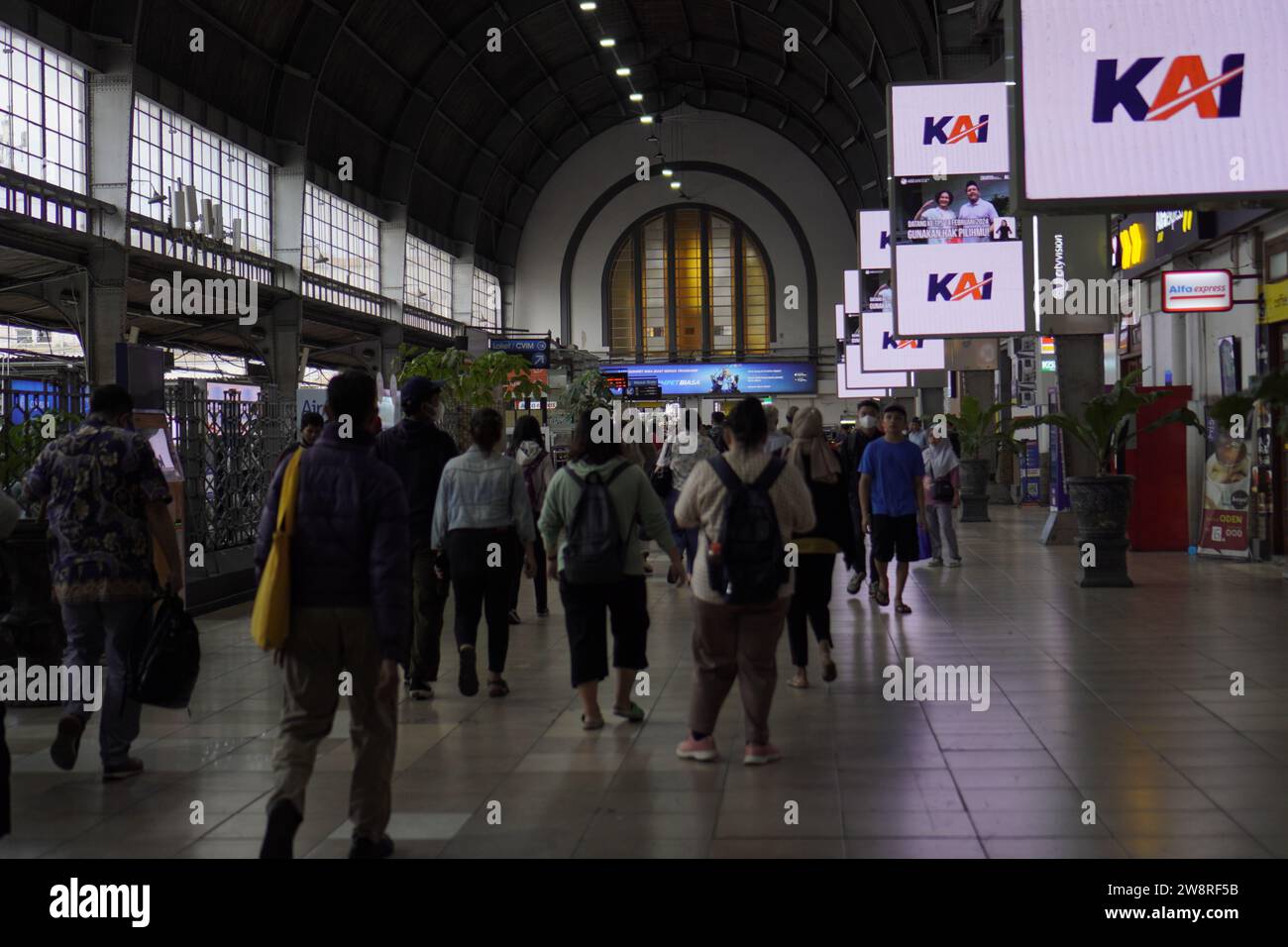 Vieille ville de Jakarta, le 19 décembre 2023 - atmosphère des gens voyageant à l'intérieur de la gare dans la vieille ville de Jakarta Banque D'Images
