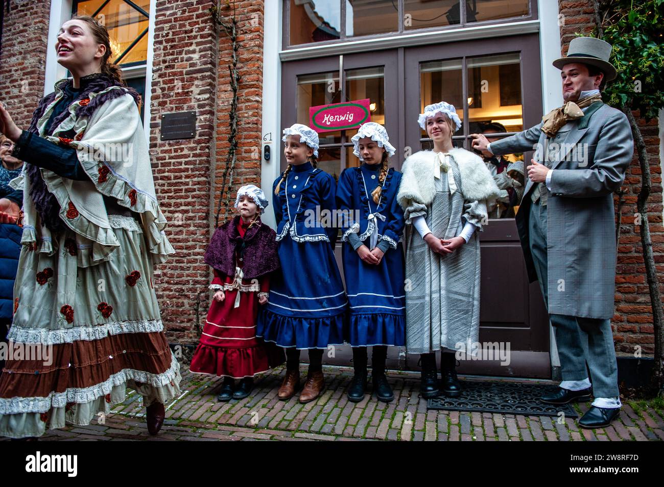 16 décembre, Deventer. Chaque année, vers cette date, le monde du 19e siècle de l'écrivain anglais Charles Dickens revit dans la belle ville hollandaise de Deventer. Plus de 950 personnages des célèbres livres de Dickens remontent à la vie. Riches dames et messieurs avec des chapeaux de tête défilent dans les rues. Le paysage du festival se compose de bâtiments historiques, de sapins de Noël et de milliers de petites lumières. Non seulement dans la rue, mais aussi derrière les fenêtres, dans les maisons, et dans les petites boutiques et galeries, le temps romantique de Dickens est de retour à la vie. Cette année était la 31e édition de t Banque D'Images