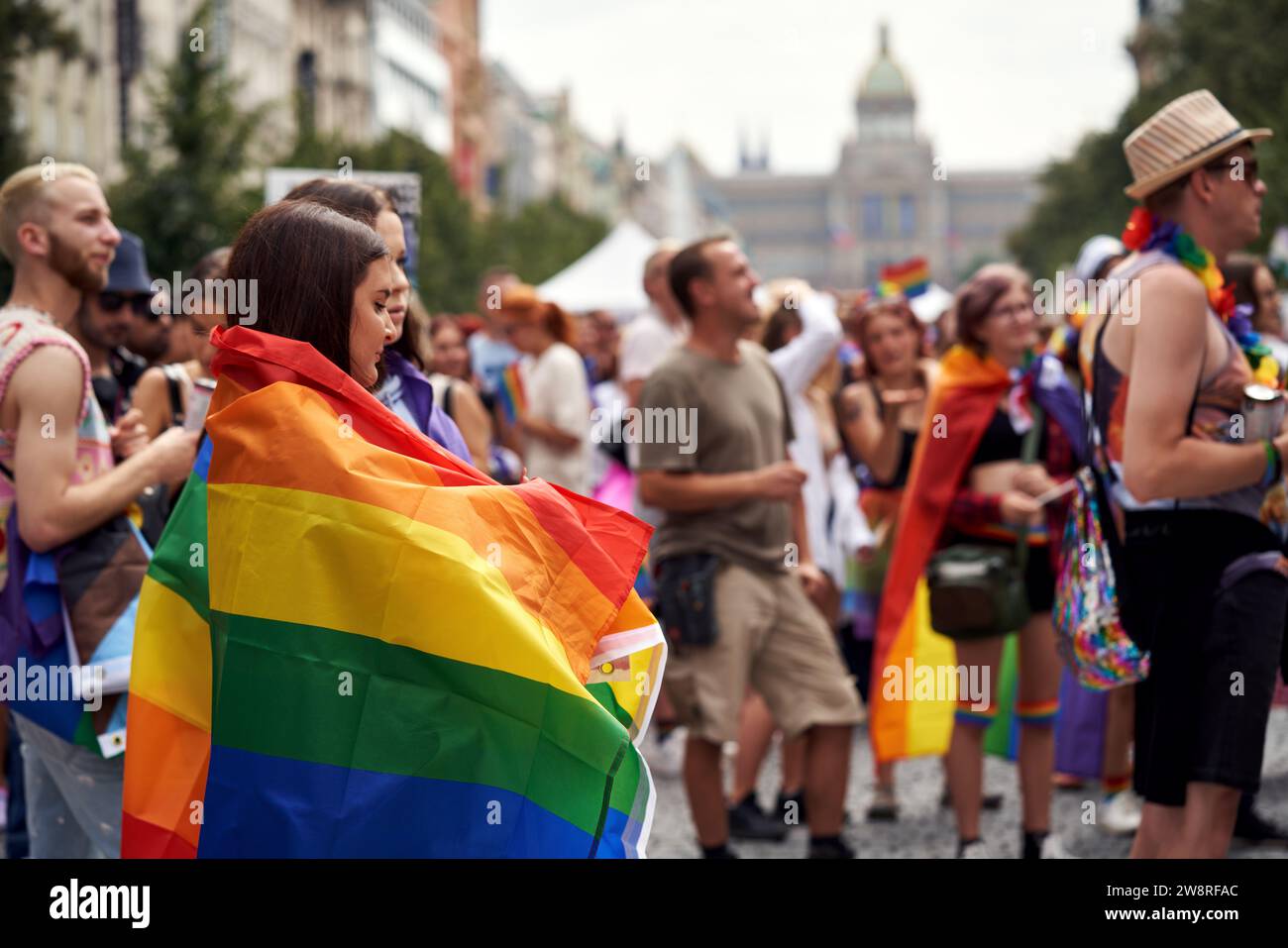 PRAGUE, RÉPUBLIQUE TCHÈQUE - 13 AOÛT 2022 : personnes LGBT avec des drapeaux arc-en-ciel colorés sur la place Venceslas pendant la gay Pride Banque D'Images