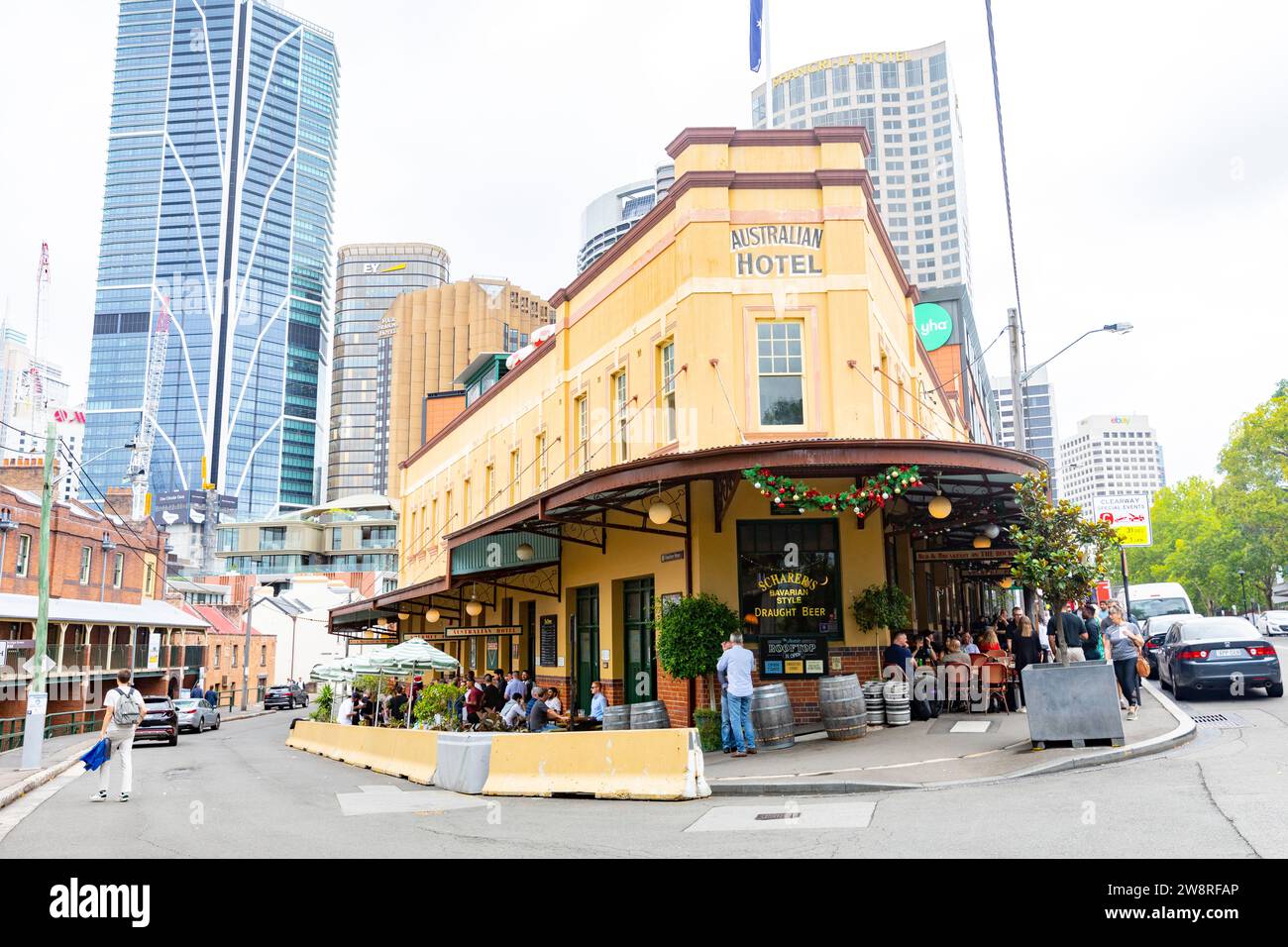 Pub de Sydney, hôtel australien et restaurant dans The Rocks, avec bureaux modernes et bâtiments d'hôtel derrière, Sydney, Nouvelle-Galles du Sud, Australie Banque D'Images