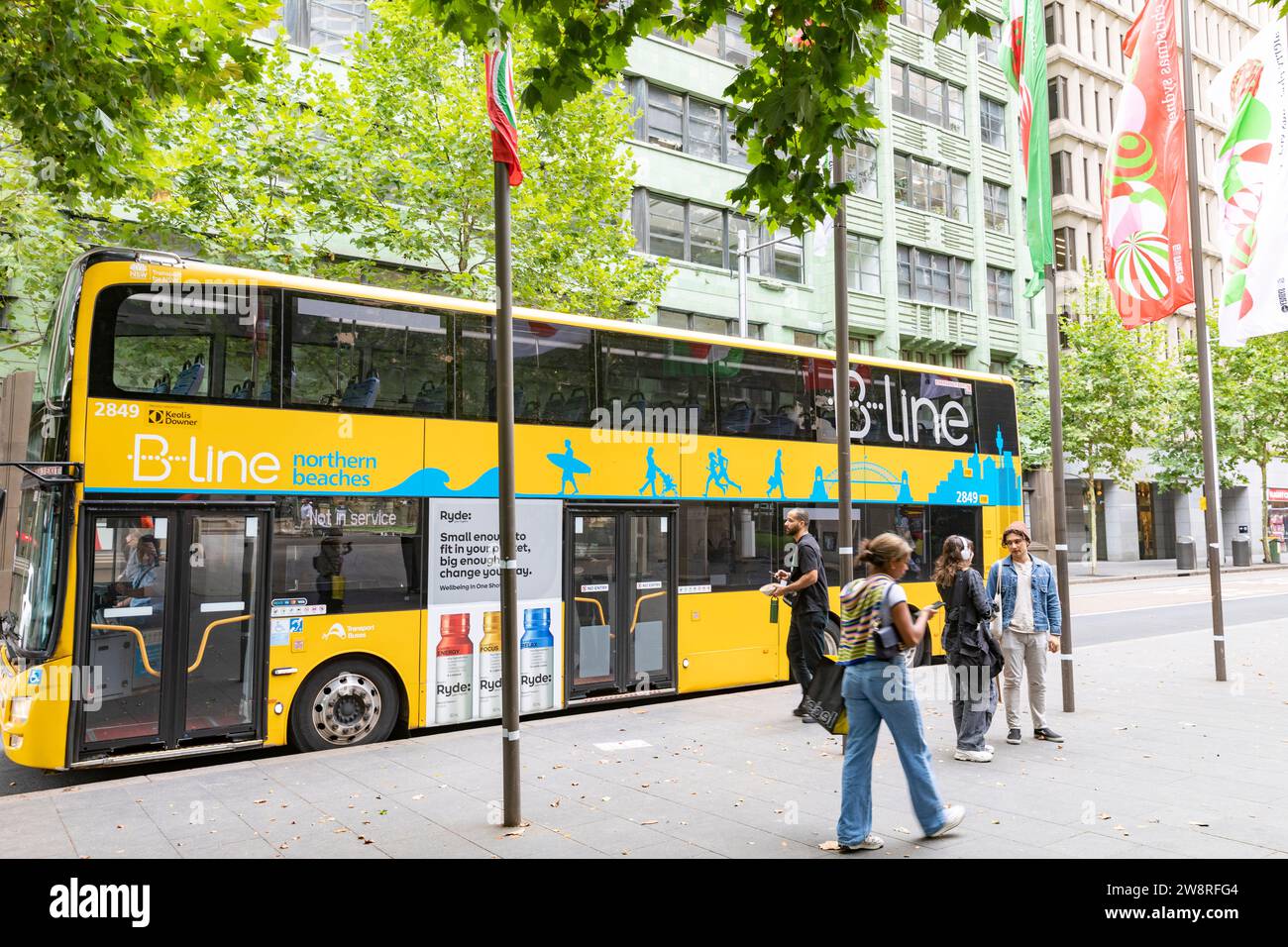 Sydney Australie B Line jaune bus à impériale à un arrêt dans York Street Sydney, NSW, Australie avec des bannières de noël volant Banque D'Images