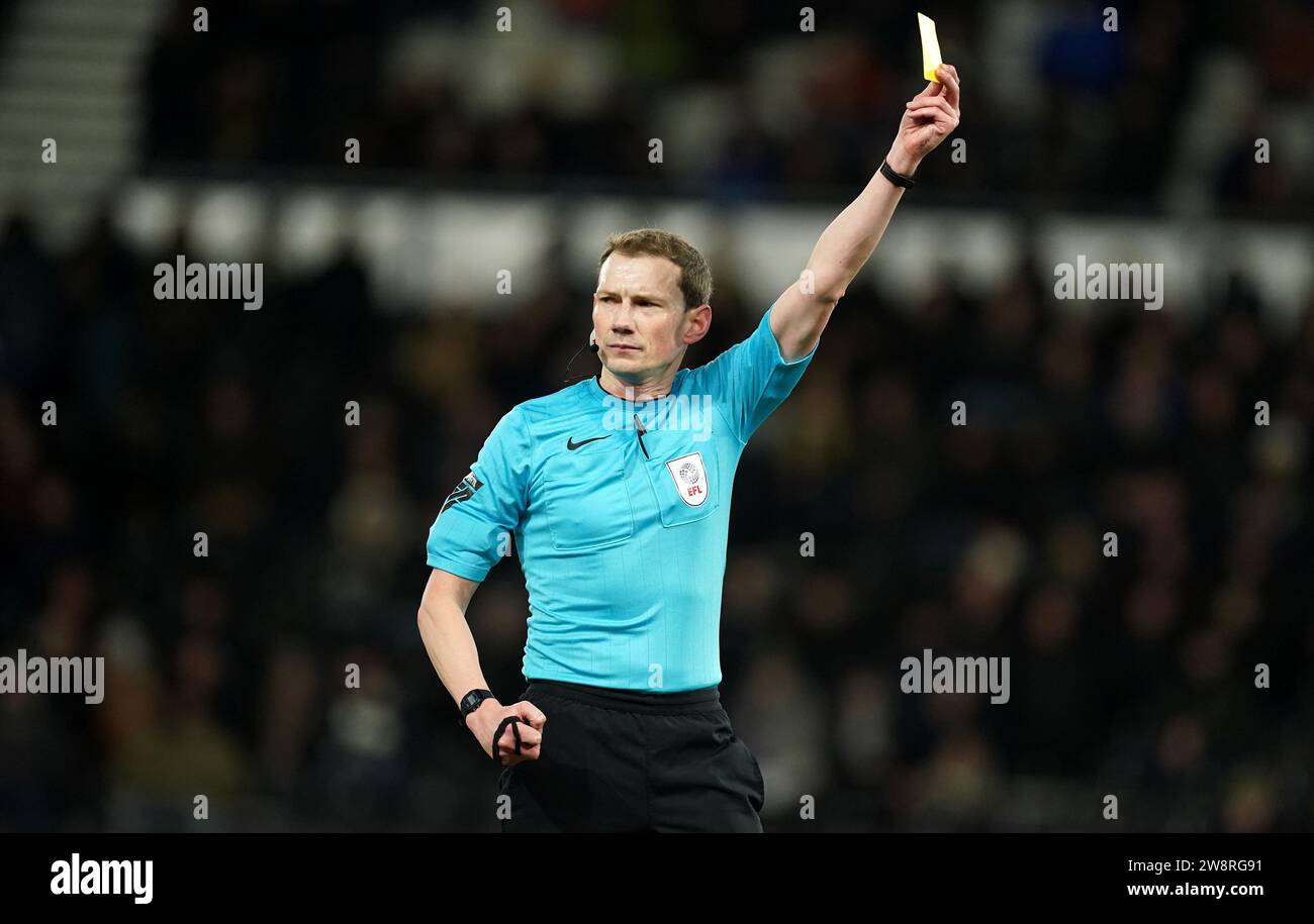 Arbitre Peter Wright lors du match Sky Bet League One au Pride Park, Derby. Date de la photo : jeudi 21 décembre 2023. Banque D'Images