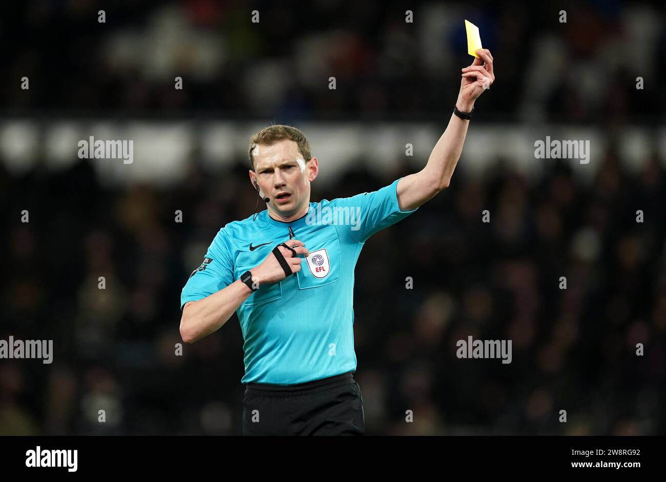 Arbitre Peter Wright lors du match Sky Bet League One au Pride Park, Derby. Date de la photo : jeudi 21 décembre 2023. Banque D'Images