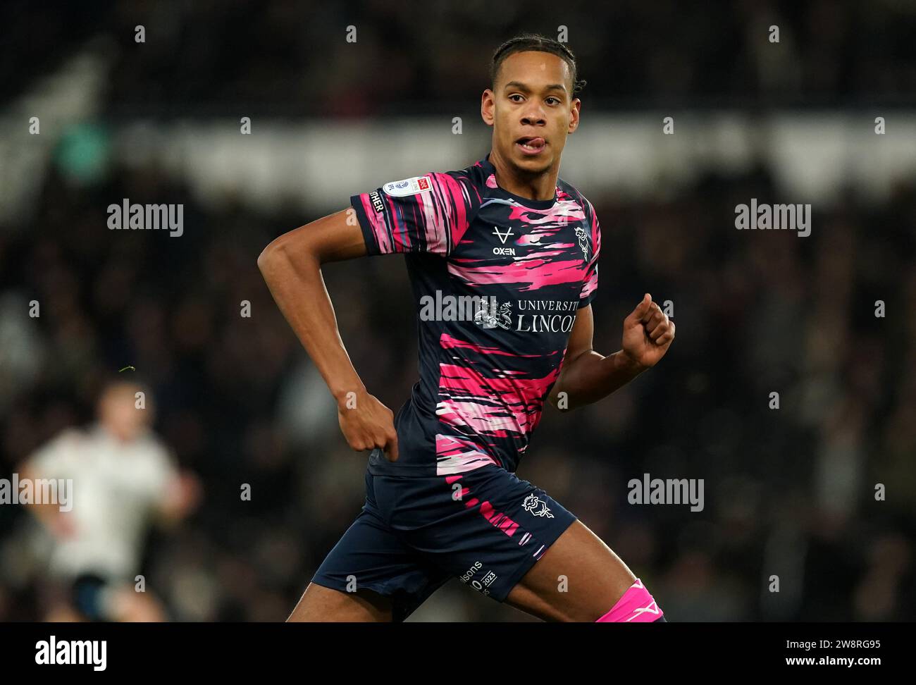 Alistair Smith de Lincoln City lors du match Sky Bet League One au Pride Park, Derby. Date de la photo : jeudi 21 décembre 2023. Banque D'Images