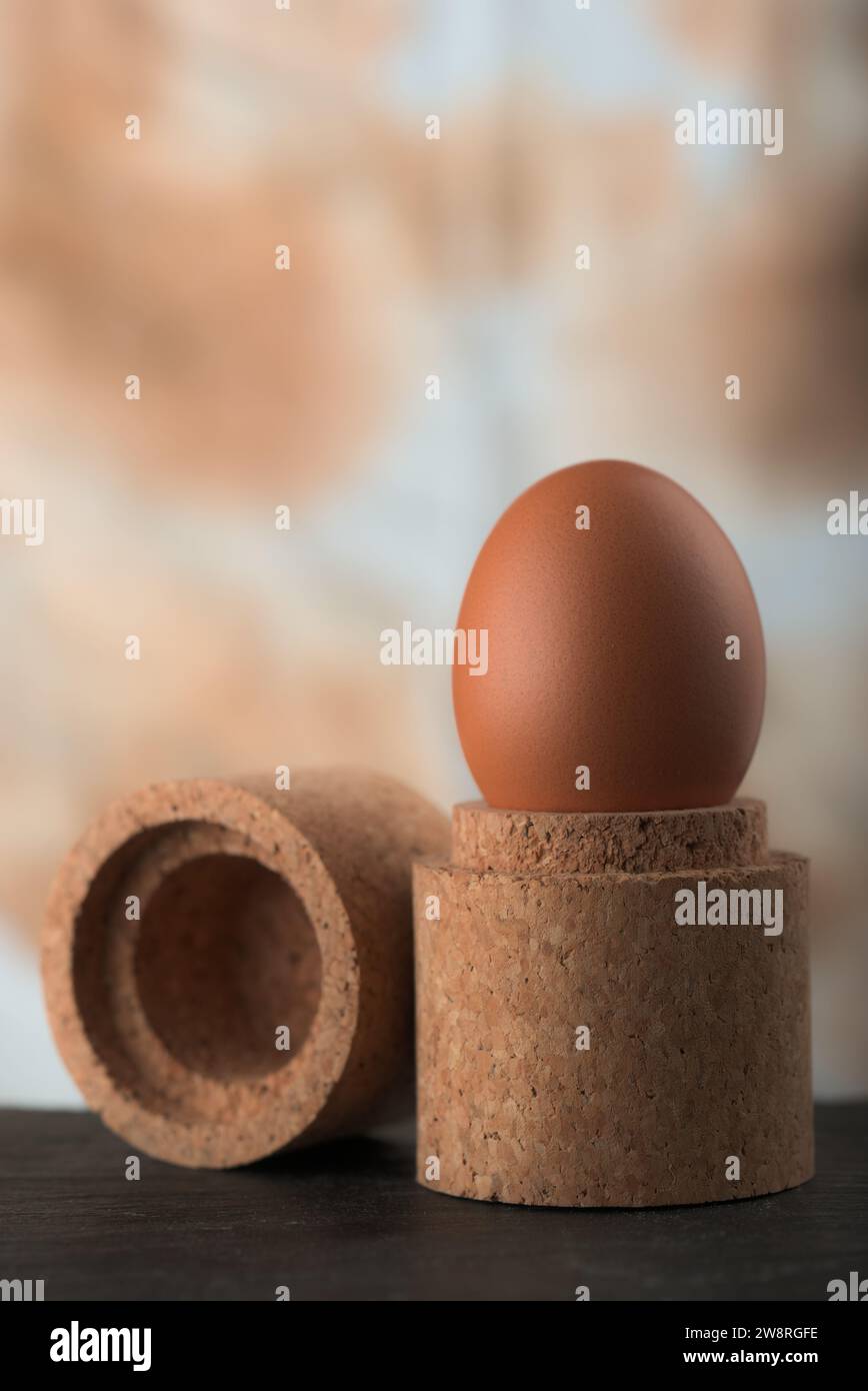 Coquetier et œuf dur prêt à manger, composition studio Banque D'Images