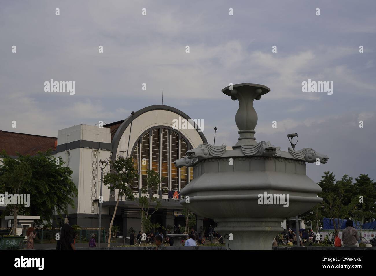 vieille ville de jakarta, le 19 décembre 2023 - est magnifique depuis la fontaine avec l'entrée de la gare en arrière-plan Banque D'Images