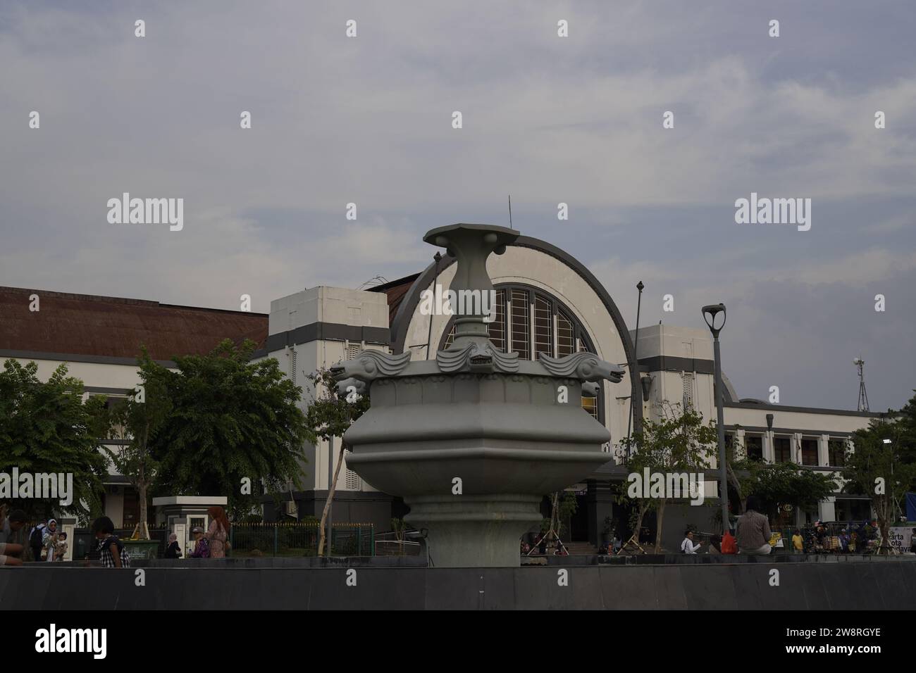 vieille ville de jakarta, le 19 décembre 2023 - est magnifique depuis la fontaine avec l'entrée de la gare en arrière-plan Banque D'Images