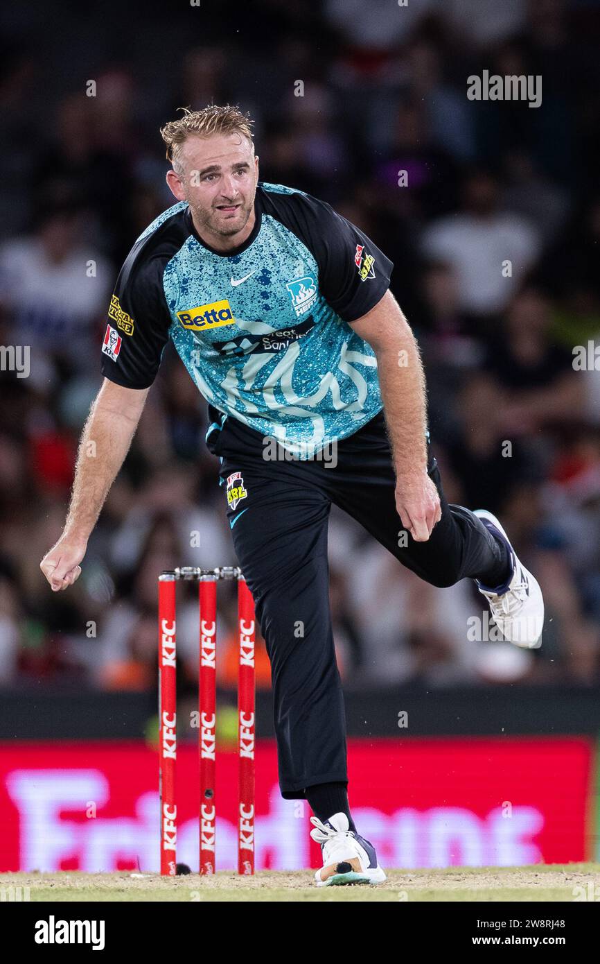 Melbourne, Australie, 21 décembre 2023. Paul Walter Bowls, joueur du Brisbane Heat, lors du match T20 de la KFC Big Bash League (BBL13) entre les Melbourne Renegades et Brisbane Heat au Marvel Stadium le 21 décembre 2023 à Melbourne, en Australie. Crédit : Santanu Banik/Speed Media/Alamy Live News Banque D'Images