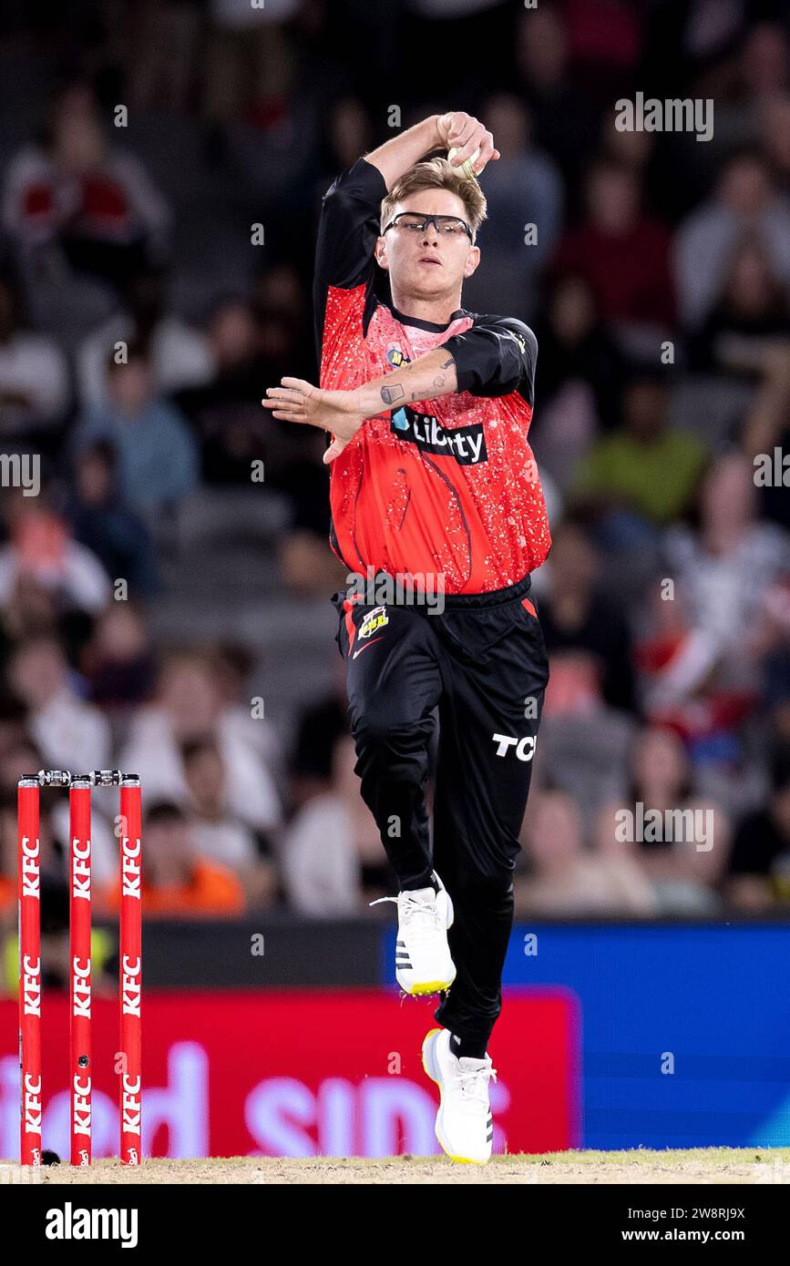 Melbourne, Australie, 21 décembre 2023. Adam Zampa Bowls, joueur des Melbourne Renegades lors du match T20 de la KFC Big Bash League (BBL13) entre les Melbourne Renegades et Brisbane Heat au Marvel Stadium le 21 décembre 2023 à Melbourne, en Australie. Crédit : Santanu Banik/Speed Media/Alamy Live News Banque D'Images