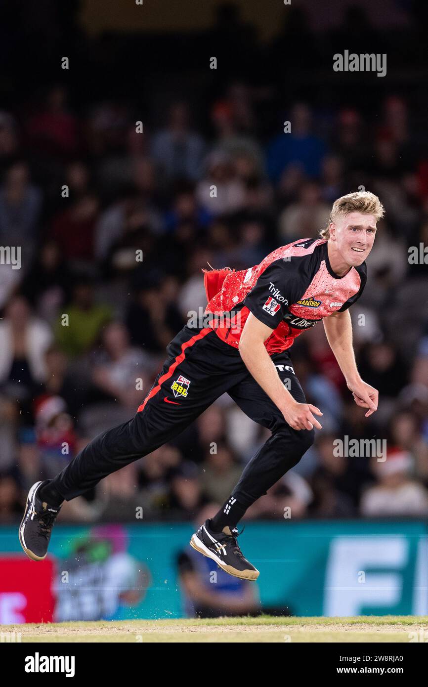 Melbourne, Australie, 21 décembre 2023. Le joueur des Melbourne Renegades Will Sutherland Bowls lors du match T20 de la KFC Big Bash League (BBL13) entre les Melbourne Renegades et Brisbane Heat au Marvel Stadium le 21 décembre 2023 à Melbourne, Australie. Crédit : Santanu Banik/Speed Media/Alamy Live News Banque D'Images