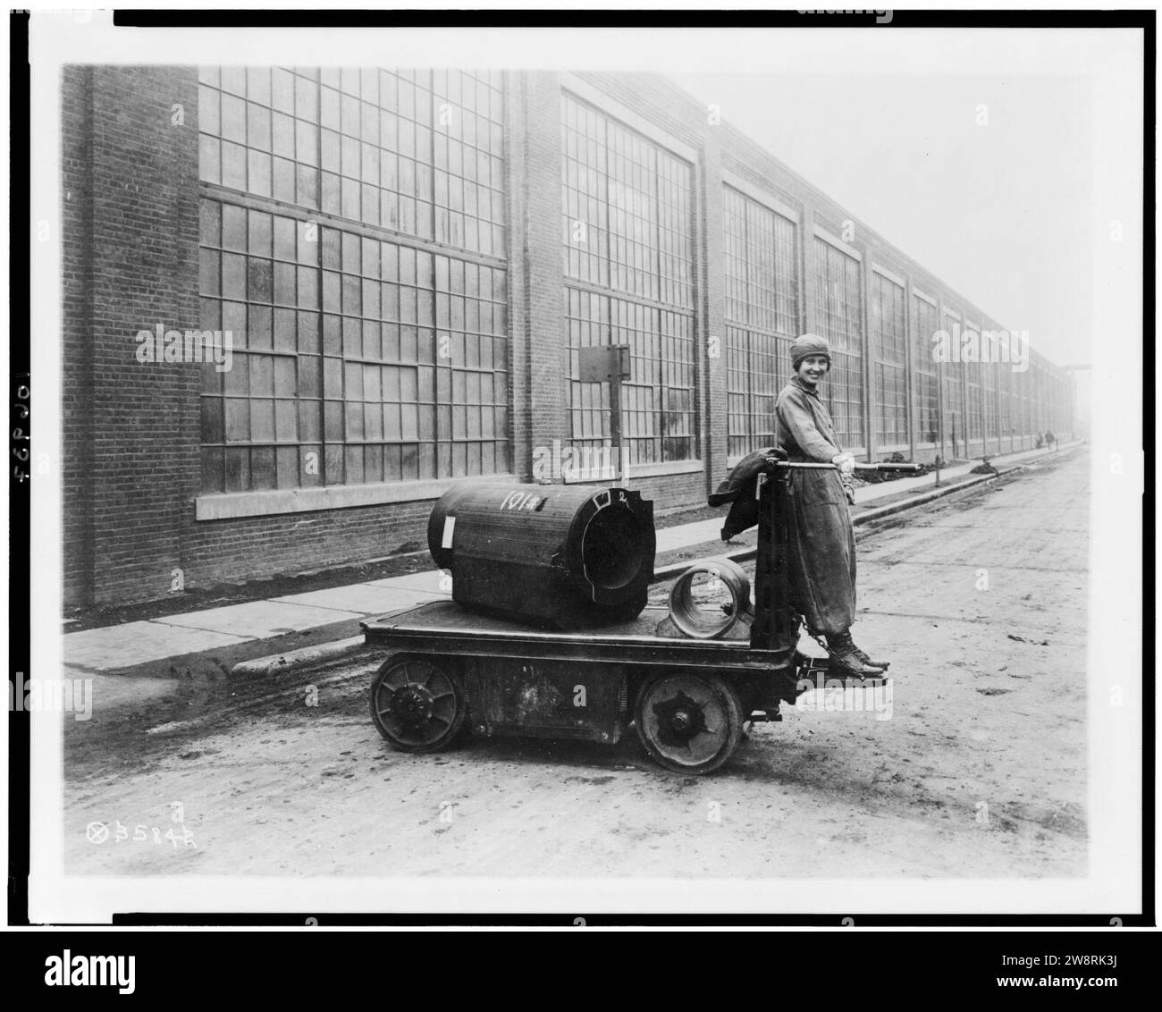 Femme debout sur electric shop truck, Watervliet Arsenal, Watervliet, NEW YORK), au cours de la Première Guerre mondiale Banque D'Images