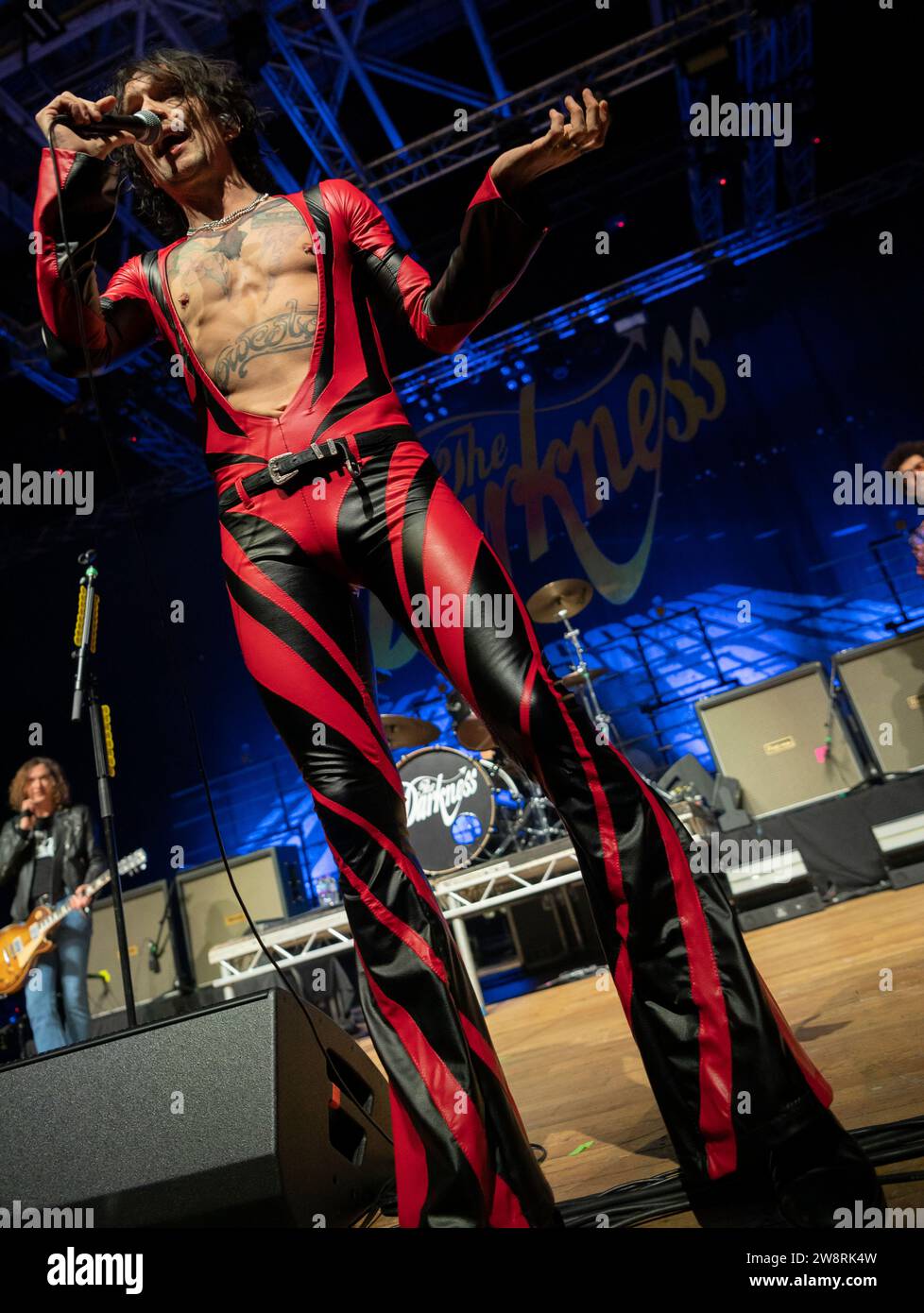 The Darkness au Wolverhampton Civic Hall, le 16 décembre 2023 lors de leur tournée « permission to Land » pour le 20e anniversaire. Justin Hawkins parle au public. Banque D'Images