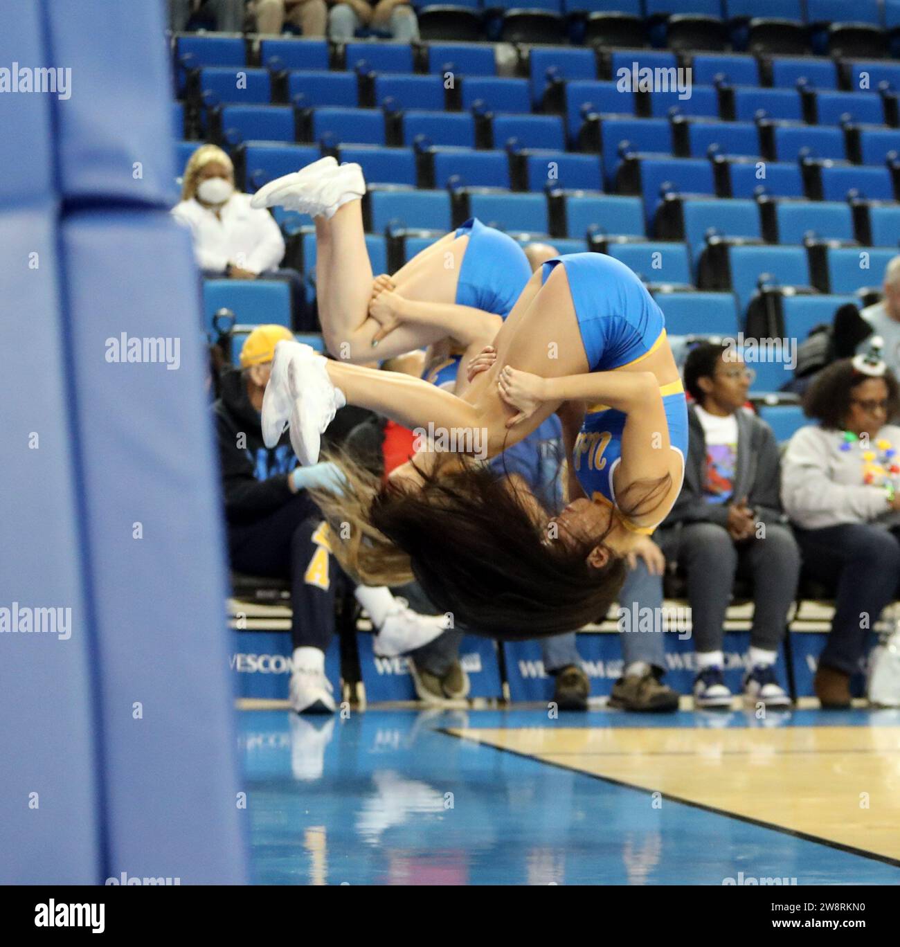 21 décembre 2023 - les cheerleaders de l'UCLA retournent après un lancer franc réussi lors d'un match entre les Bruins de l'UCLA et les Hawai'i Rainbow Wahine au Pauley Pavilion à Los Angeles, CA - Michael Sullivan/CSM (image de crédit : © Michael Sullivan/Cal Sport Media) Banque D'Images