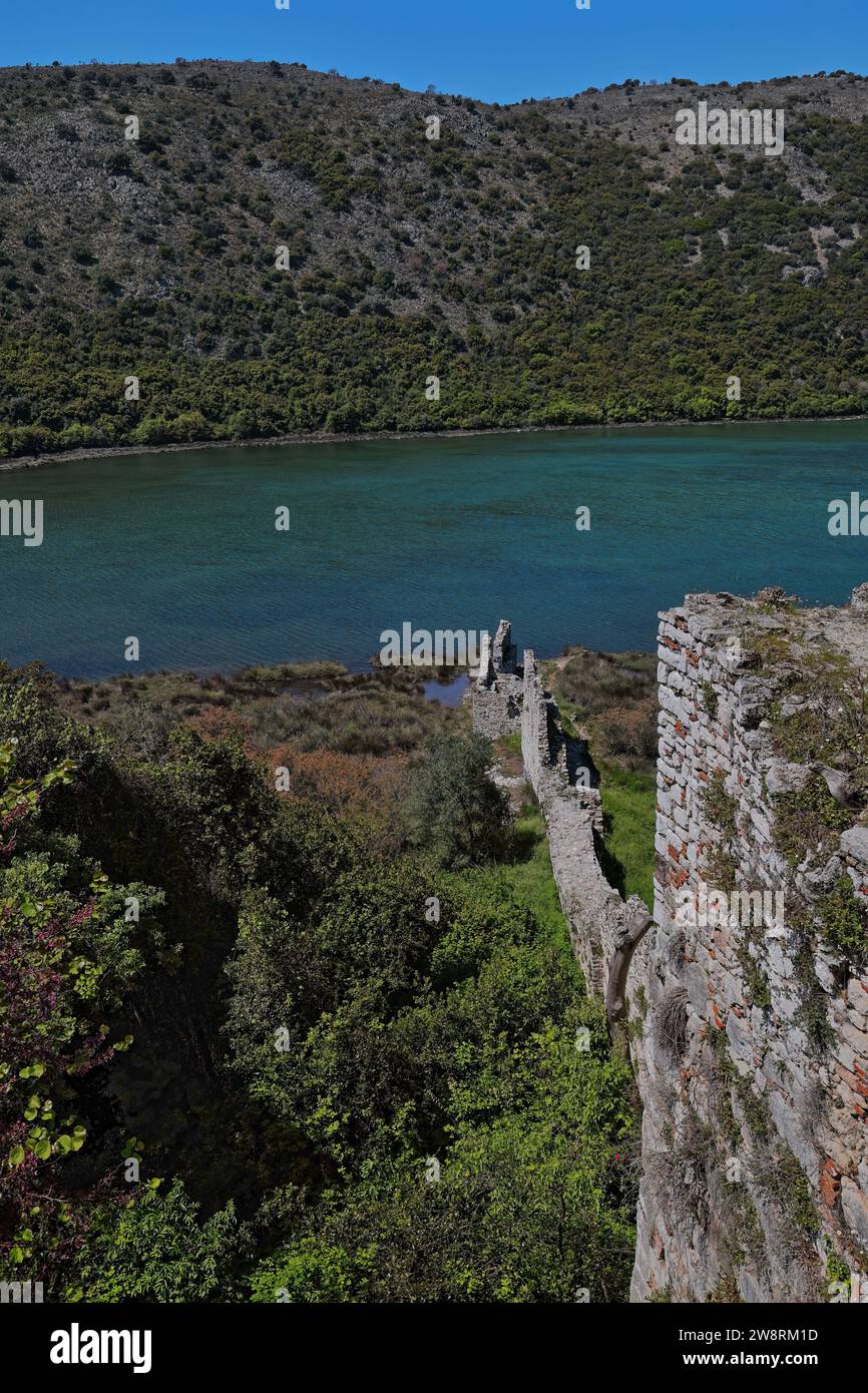 163+ Lakeward projetant un mur près de la porte nord, faisant partie du circuit défensif hellénistique, site archéologique de Butrint. Sarande-Albanie. Banque D'Images