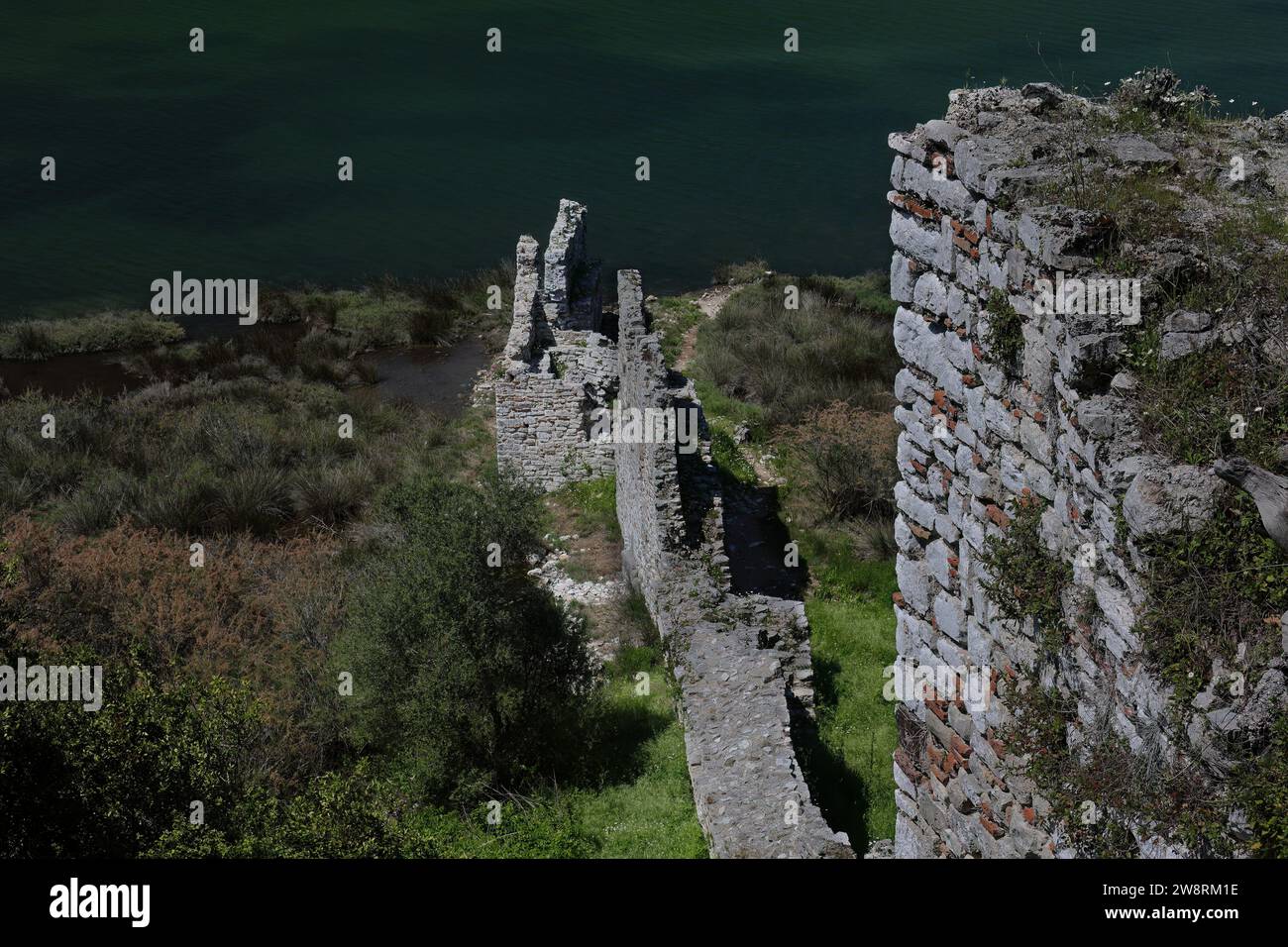 164 Lakeward projetant le mur près de la porte nord, qui fait partie du circuit défensif hellénistique, site archéologique de Butrint. Sarande-Albanie. Banque D'Images