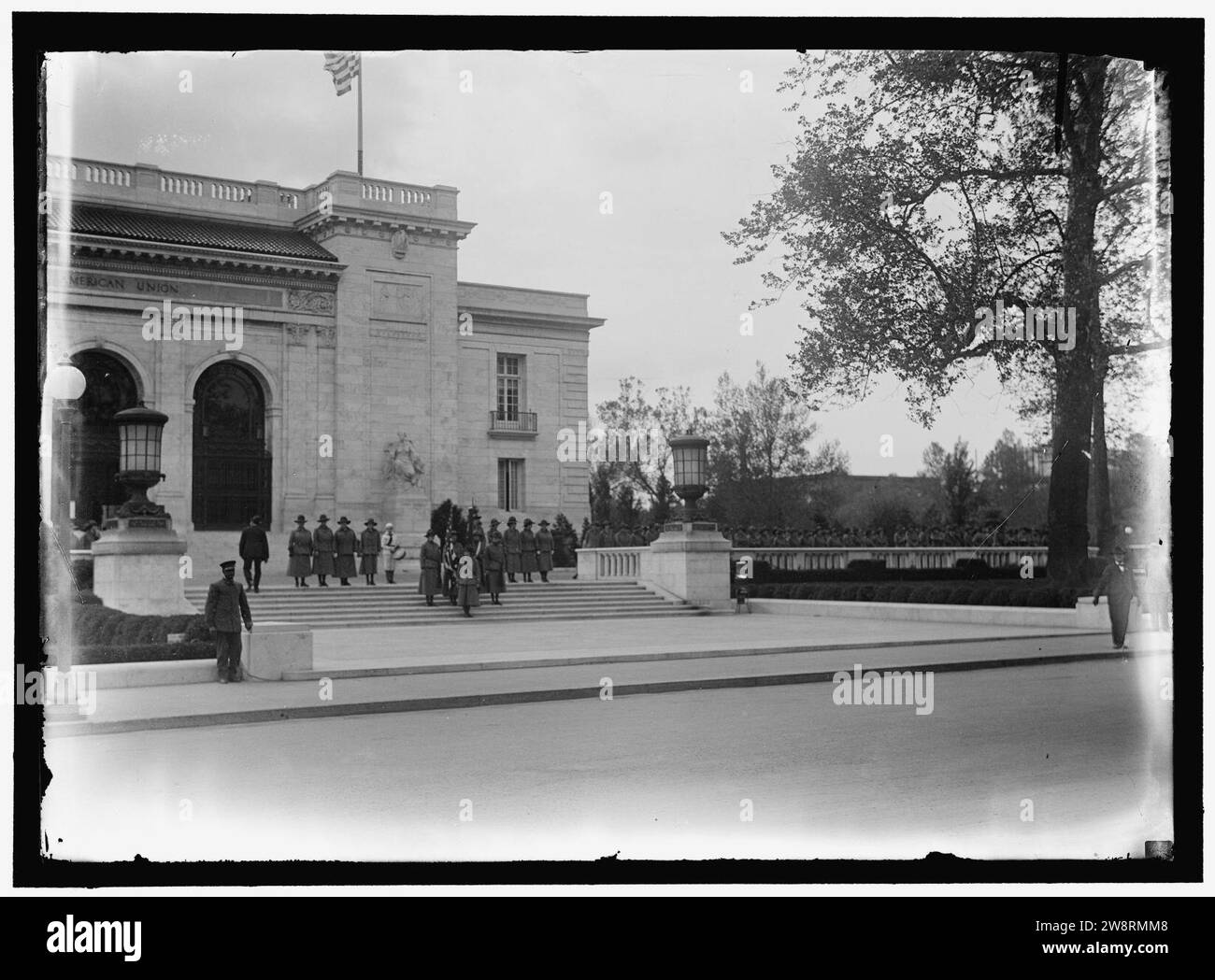SERVICE NATIONAL DE LA FEMME DANS LE CADRE DE L'ÉCOLE, SECTION DE FEMME LIGUE NAVALE. Massés SUR LES ÉTAPES DE L'ORGANISATION PANAMÉRICAINE DE LA CONSTRUCTION, POUR L'INAUGURATION DU SIÈGE DE LA CROIX ROUGE Banque D'Images
