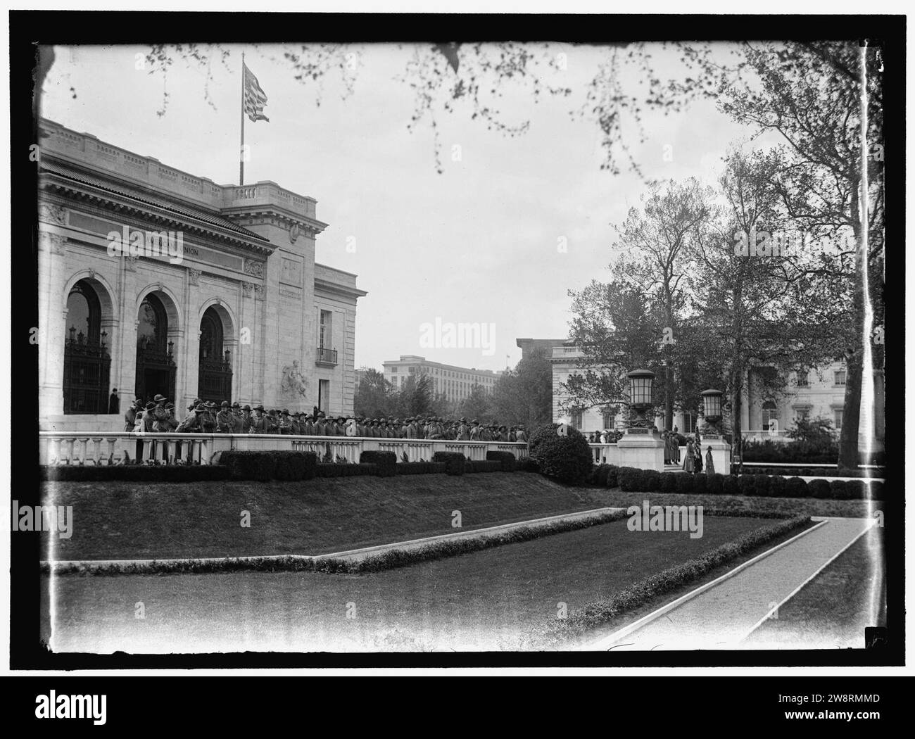 SERVICE NATIONAL DE LA FEMME DANS LE CADRE DE L'ÉCOLE, SECTION DE FEMME LIGUE NAVALE. Massés SUR LES ÉTAPES DE L'ORGANISATION PANAMÉRICAINE DE LA CONSTRUCTION, POUR L'INAUGURATION DU SIÈGE DE LA CROIX ROUGE Banque D'Images