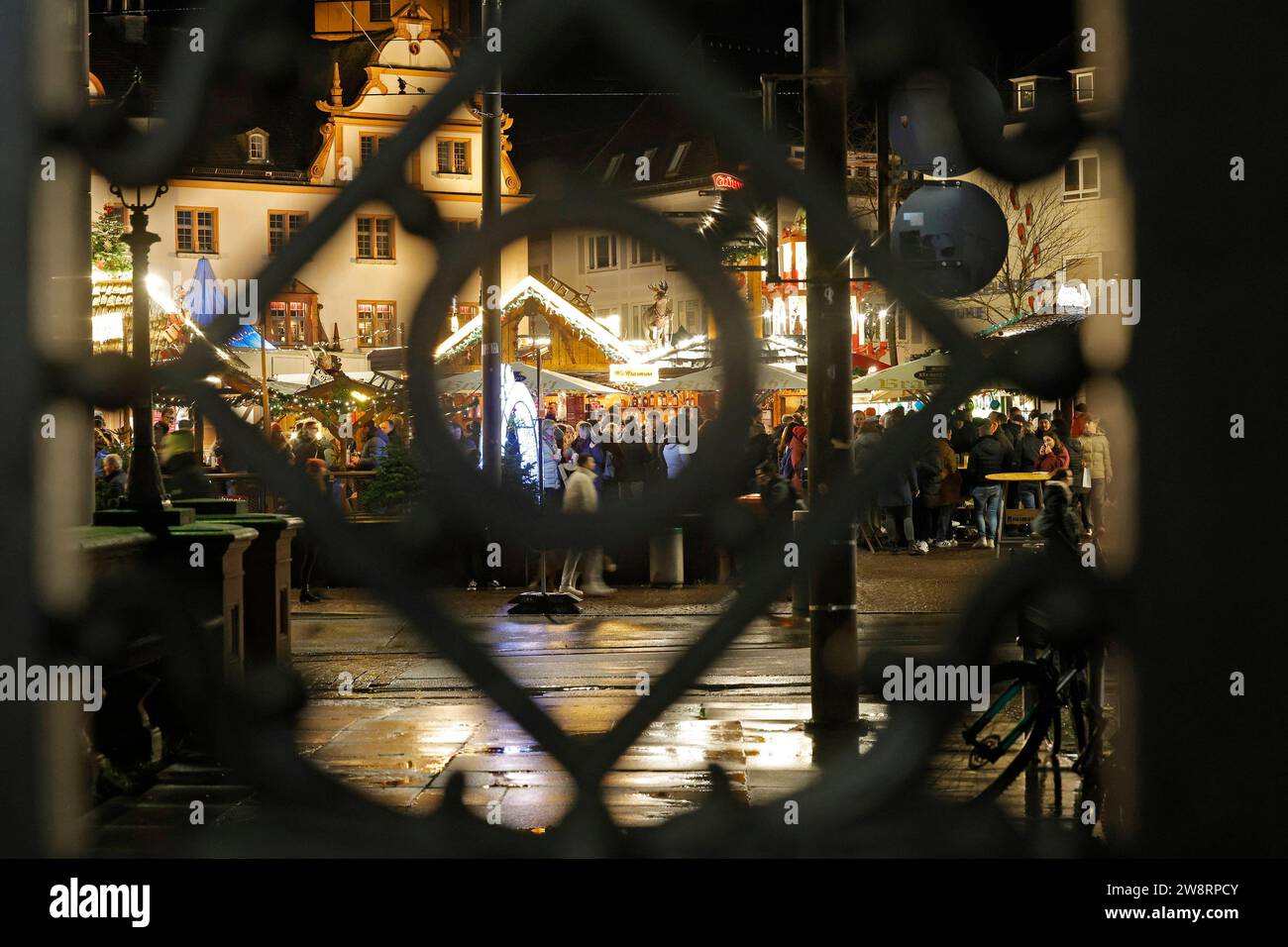 21.12.2023 Weihnachtsmarkt Impressionen BEI Regen statt Schnee und plus 9 Grad statt Frost Blick auf den Marktplatz und Altes Rathaus durch schmiedeeisernes Tor von Residenzschloss Darmstadt Hessen Deutschland *** 21 12 2023 impressions du marché de Noël avec pluie au lieu de neige et plus 9 degrés au lieu du gel vue de la place du marché et de l'ancien hôtel de ville à travers la porte en fer forgé de Darmstadt Palais résidentiel Hesse Allemagne Banque D'Images