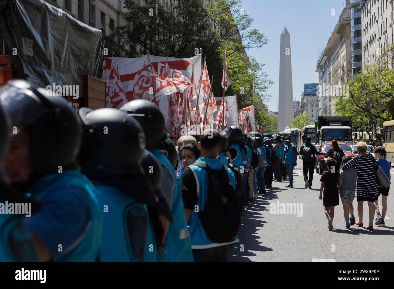 Buenos Aires, Argentine. 20 décembre 2023. Des organisations sociales, politiques, syndicales, étudiantes et de défense des droits de l'homme, ainsi que des citoyens auto-organisés, ont organisé des manifestations et la première marche massive vers la Plaza de Mayo contre les mesures d'austérité du nouveau gouvernement national de Javier Milei. Crédit : Esteban Osorio/ZUMA Wire/ZUMAPRESS.com/Alamy Live News Banque D'Images