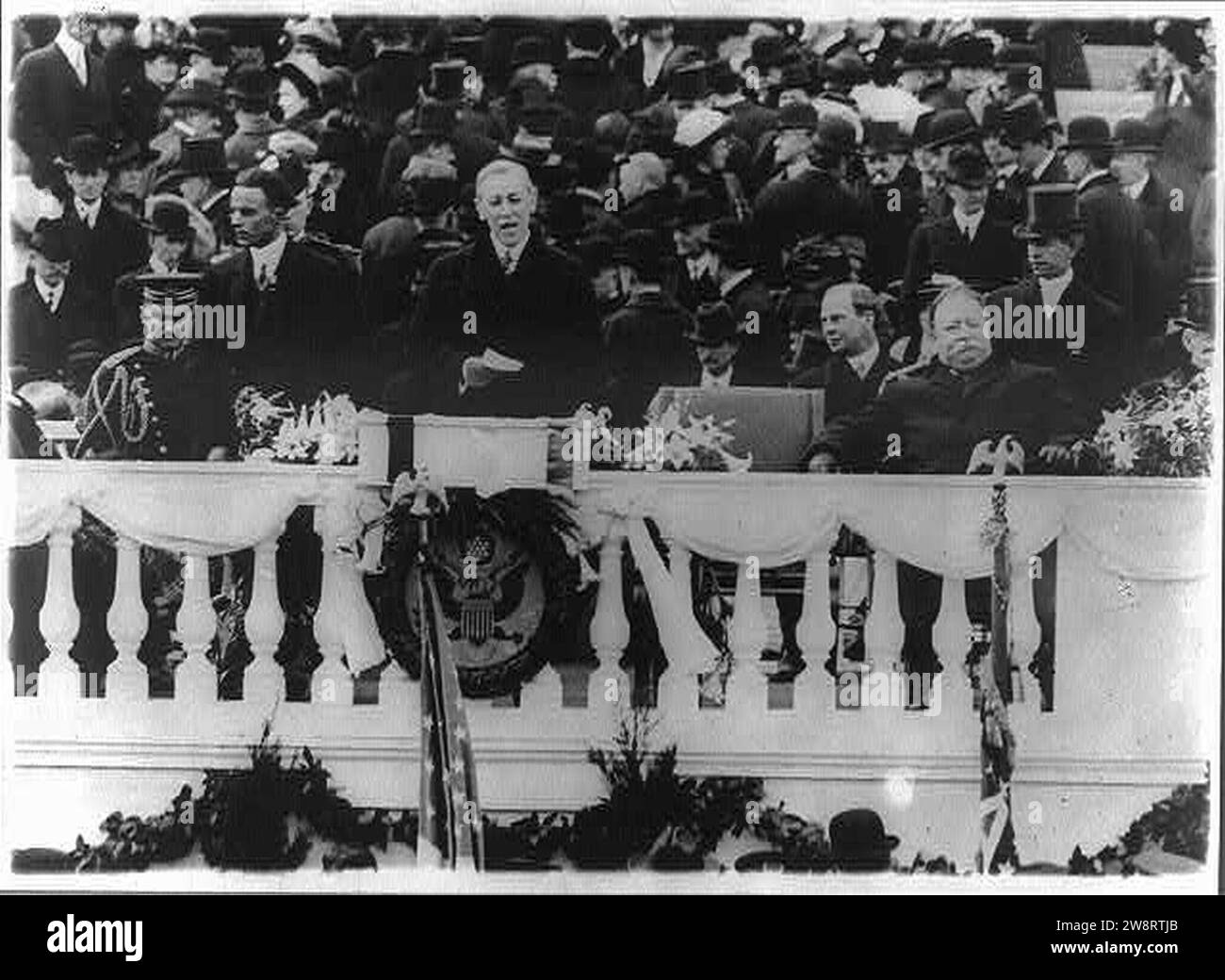 Woodrow Wilson s'exprimant lors de sa première inauguration sur le portique est du Capitole des États-Unis, le 4 mars 1913, avec le Grand Sceau des États-Unis suspendu en dessous de lui Banque D'Images