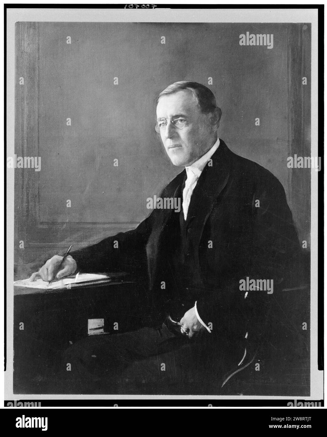 Woodrow Wilson, trois-quarts portrait en pied, assis, en face légèrement à gauche Banque D'Images