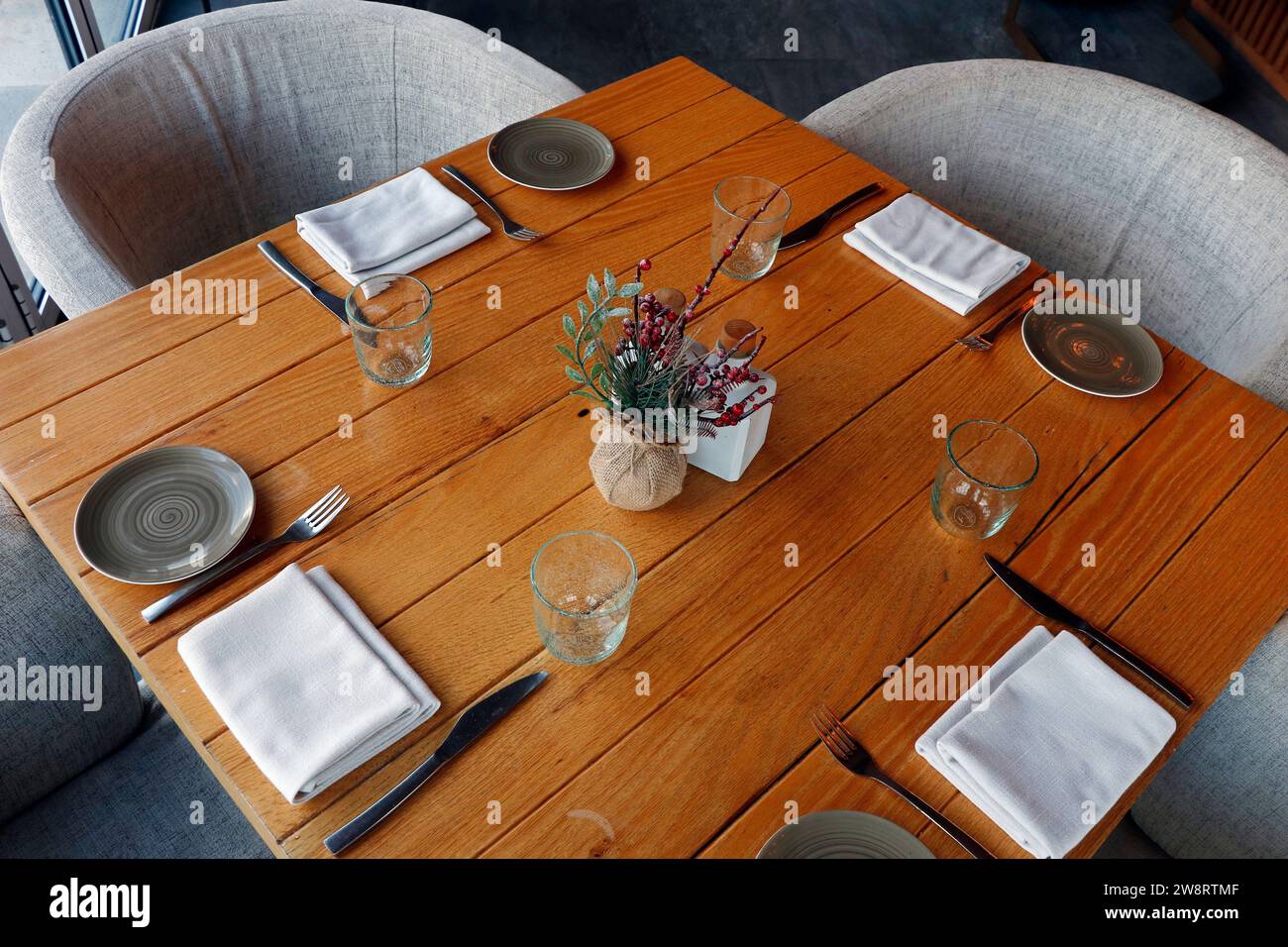 table à manger standard aménagée pour le restaurant avec mobilier en bois Banque D'Images