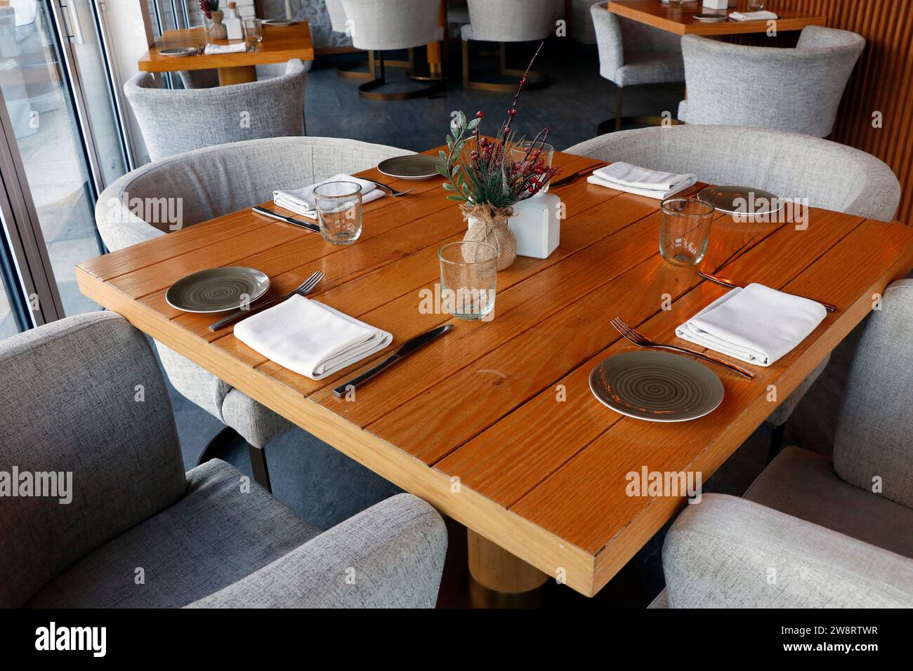 table à manger standard aménagée pour le restaurant avec mobilier en bois Banque D'Images