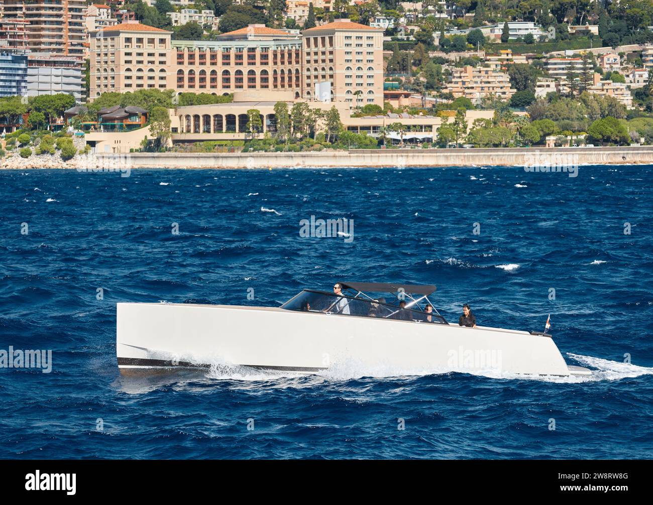 Monaco, Monte Carlo, 28 septembre 2022 : célèbre hôtel Monte-Carlo Bay, embarcadère de la plage Larvotto, plage Méridionale Banque D'Images