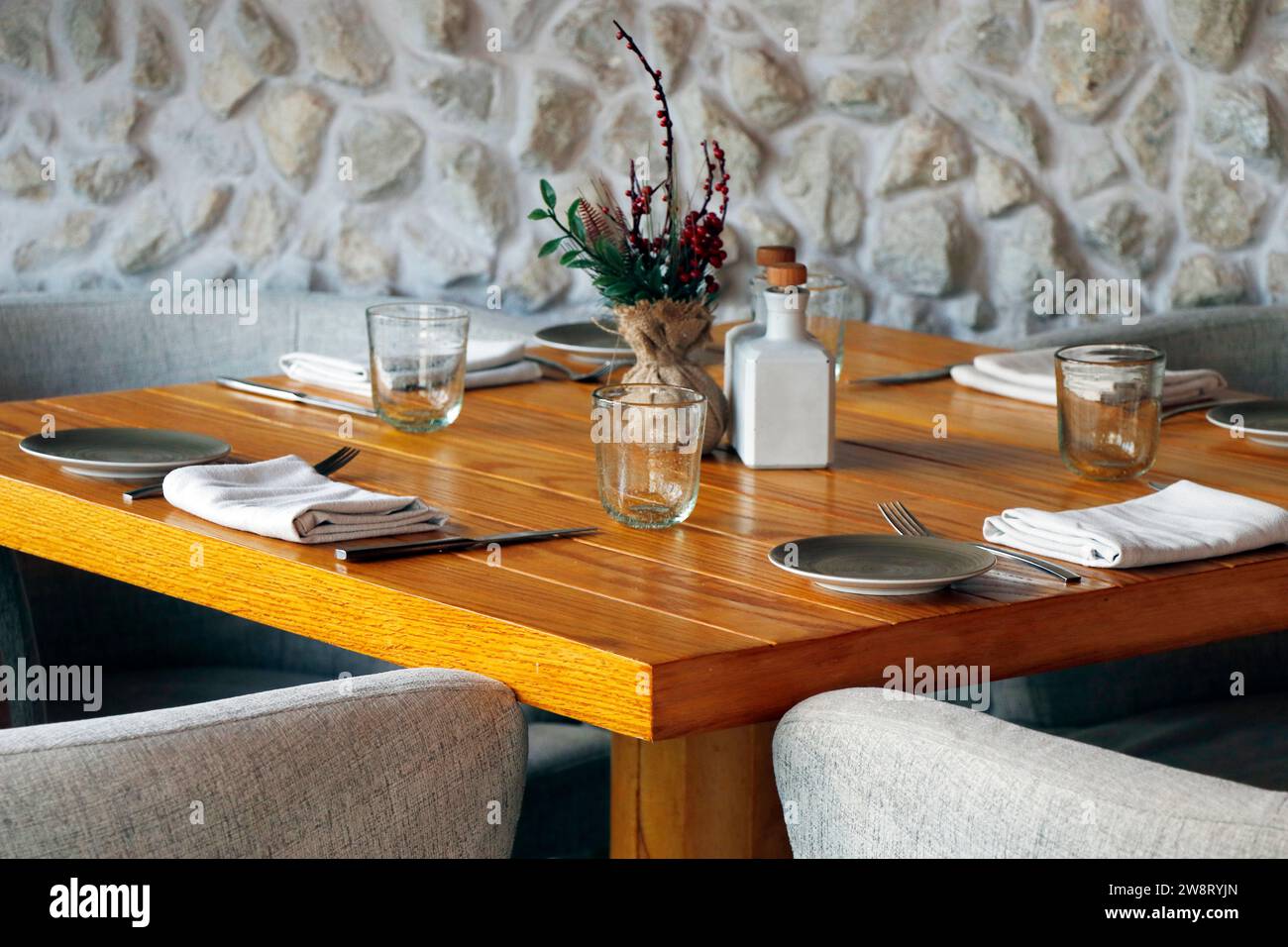 table à manger standard aménagée pour le restaurant avec mobilier en bois Banque D'Images
