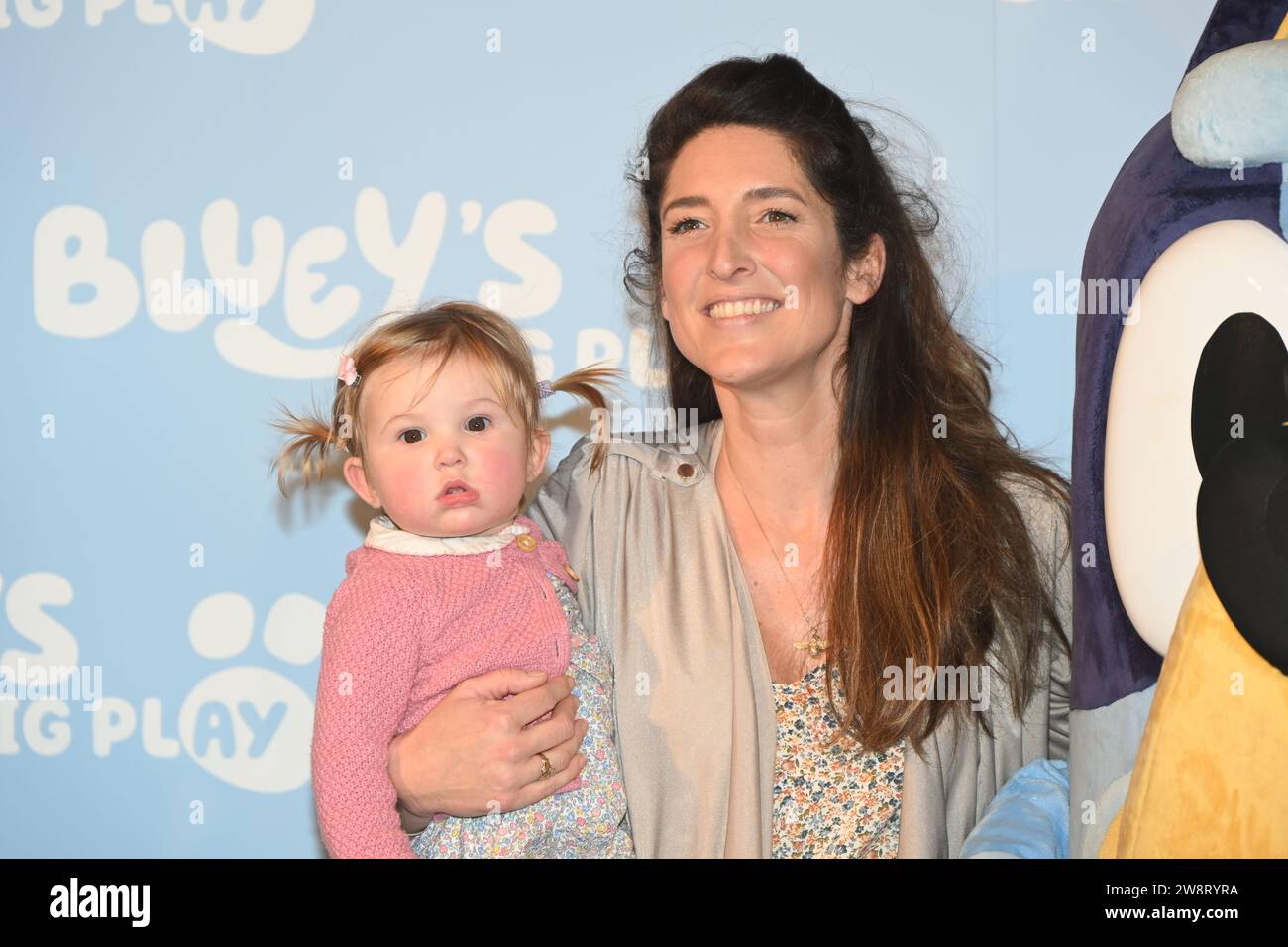 Londres, Royaume-Uni. 21 décembre 2023. Kelly Convoise et sa fille assistent à Gala Performance Bluey's Big Play au Royal Festival Hall du Southbank Centre, Londres, Royaume-Uni. Crédit : Voir Li/Picture Capital/Alamy Live News Banque D'Images