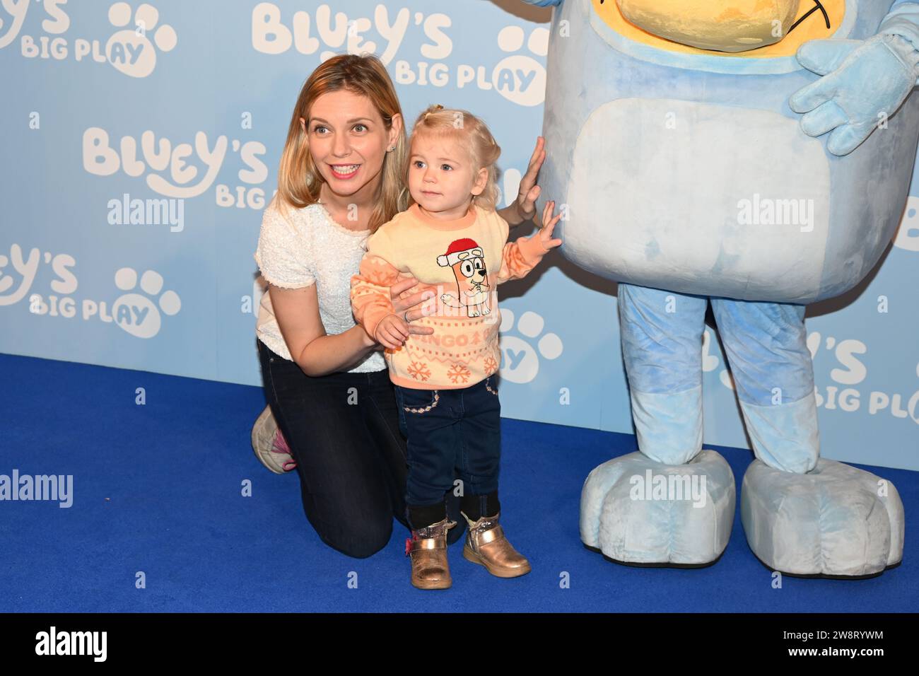 Londres, Royaume-Uni. 21 décembre 2023. Rachel Riley et sa fille assistent à Gala Performance Bluey's Big Play au Royal Festival Hall du Southbank Centre, Londres, Royaume-Uni. Banque D'Images