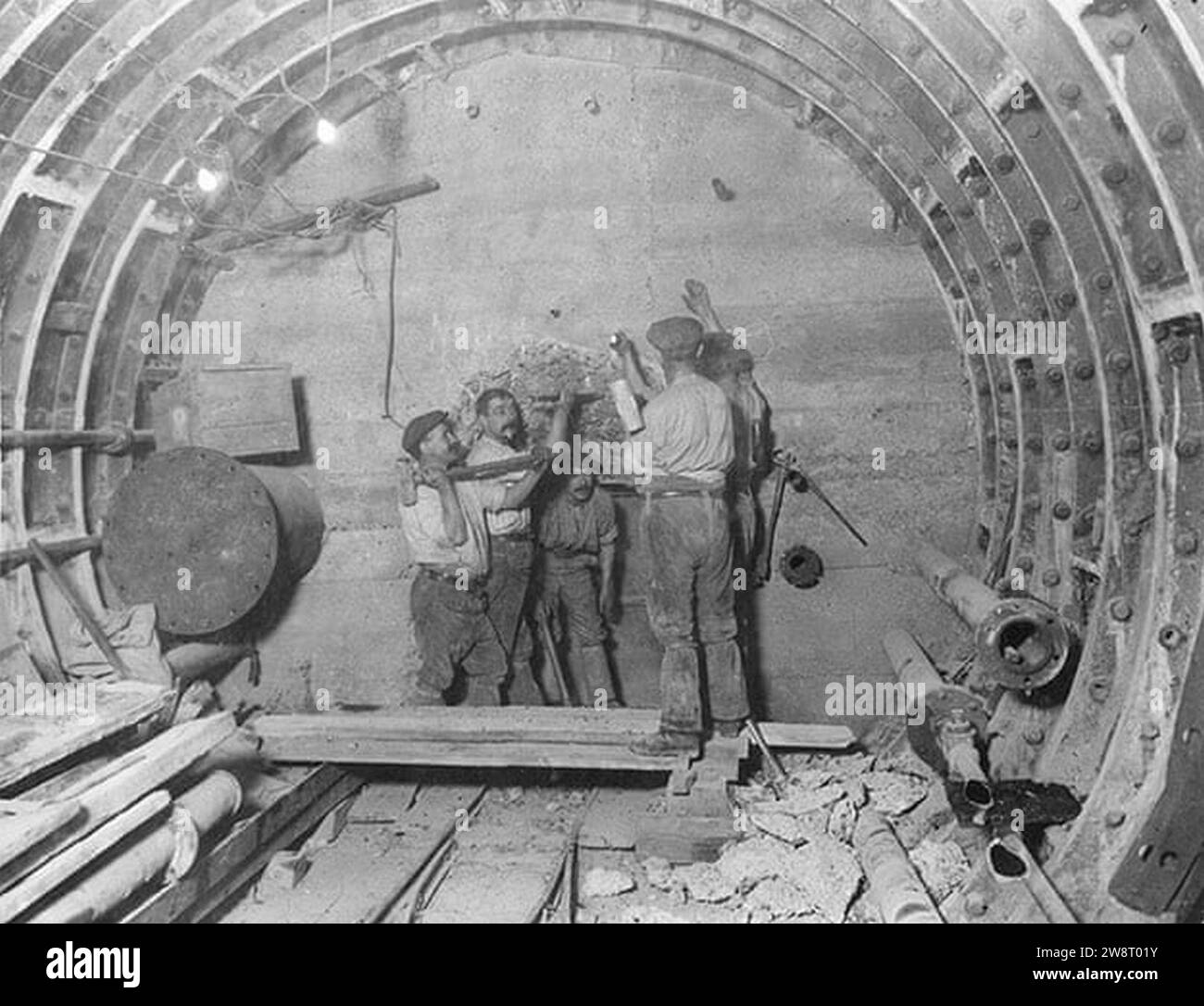 Ouvriers enlevant un mur de béton pendant la construction de l'extension de la Central Line à Bank à Londres, 1912. Banque D'Images