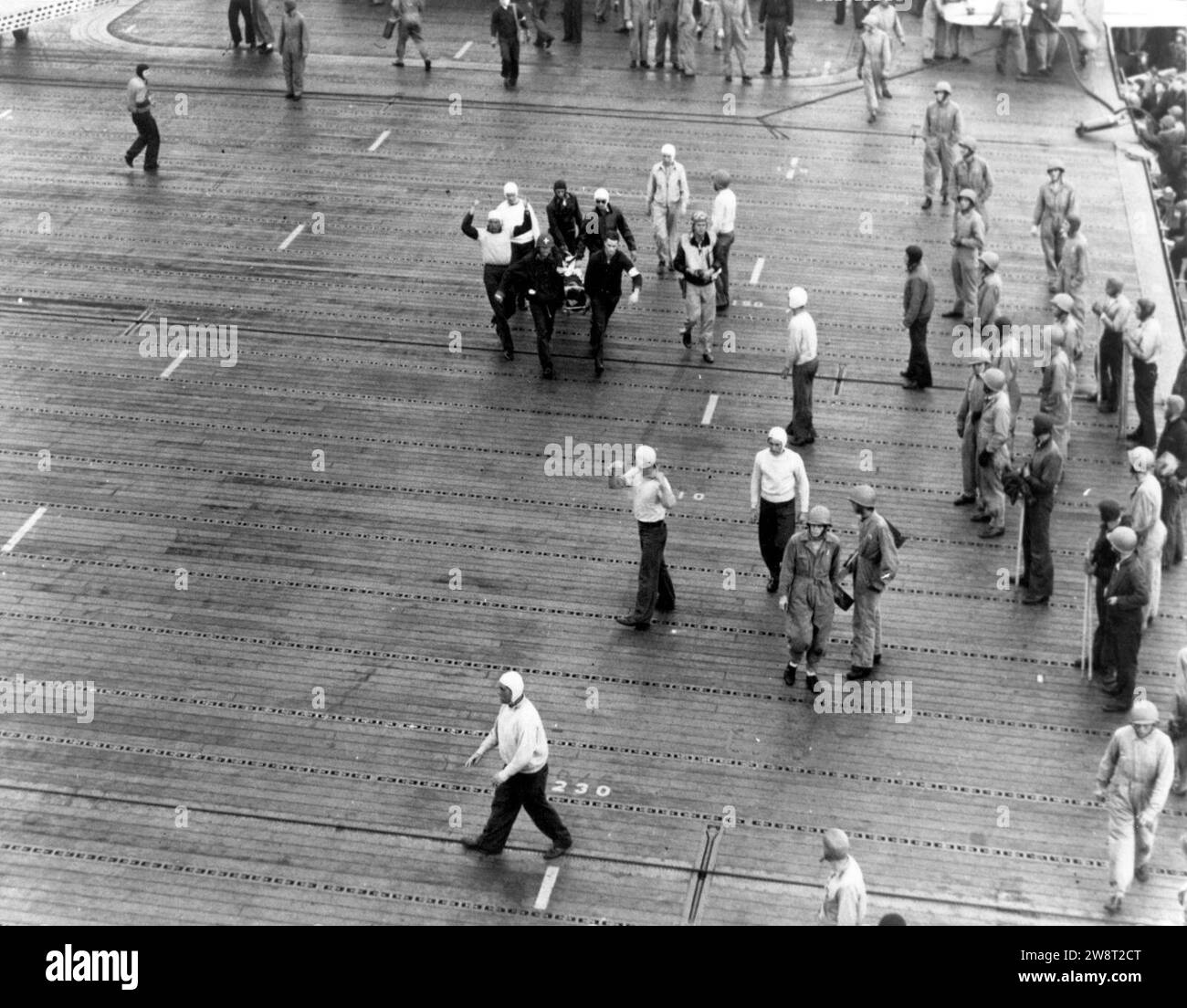 Un aviateur blessé est transporté à travers le pont d'envol de l'USS Enterprise (CV-6), le 4 juin 1942 Banque D'Images